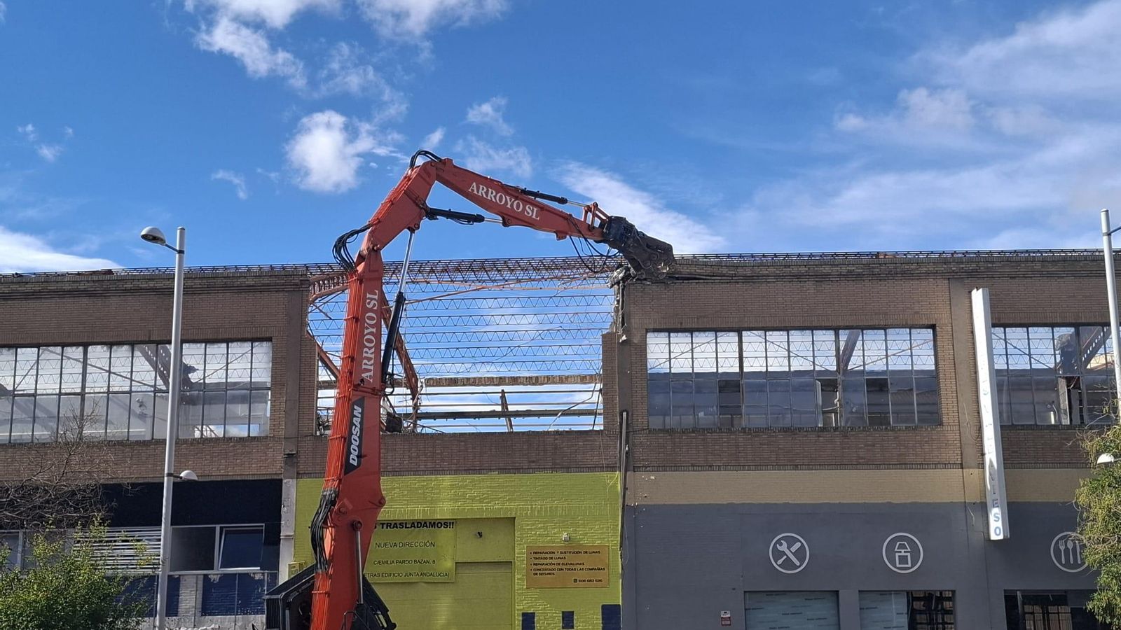 La maquinaria tirando el edificio.