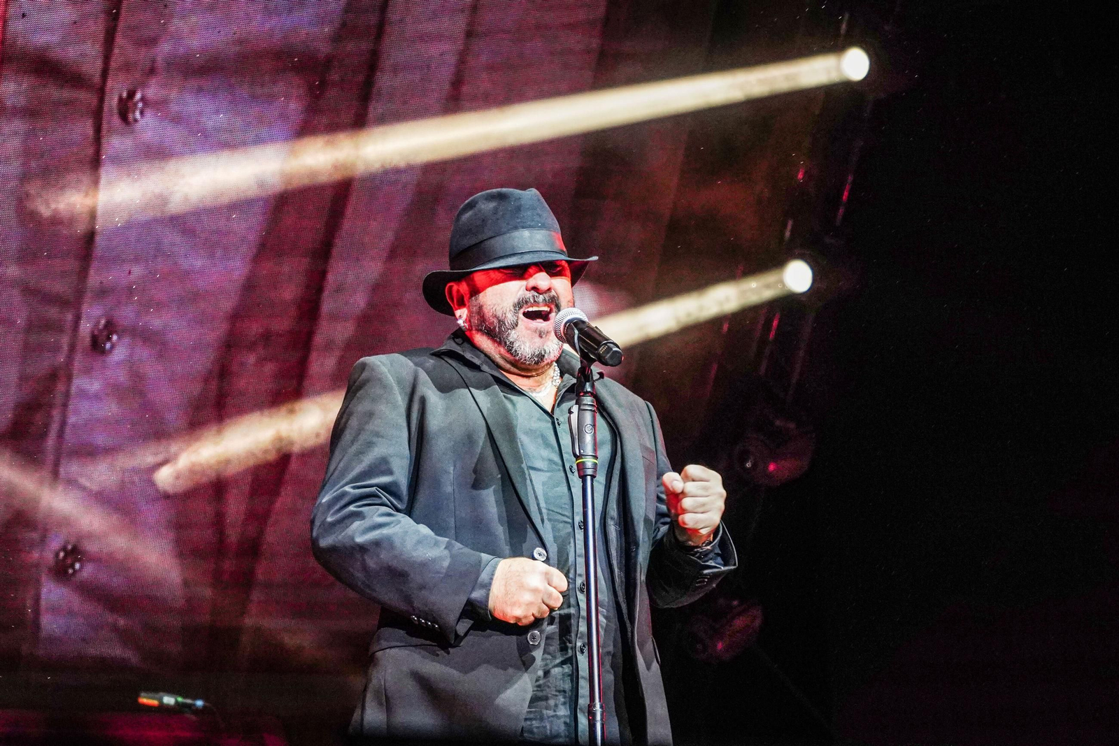 Las mejores imágenes del concierto de El Barrio en Granada