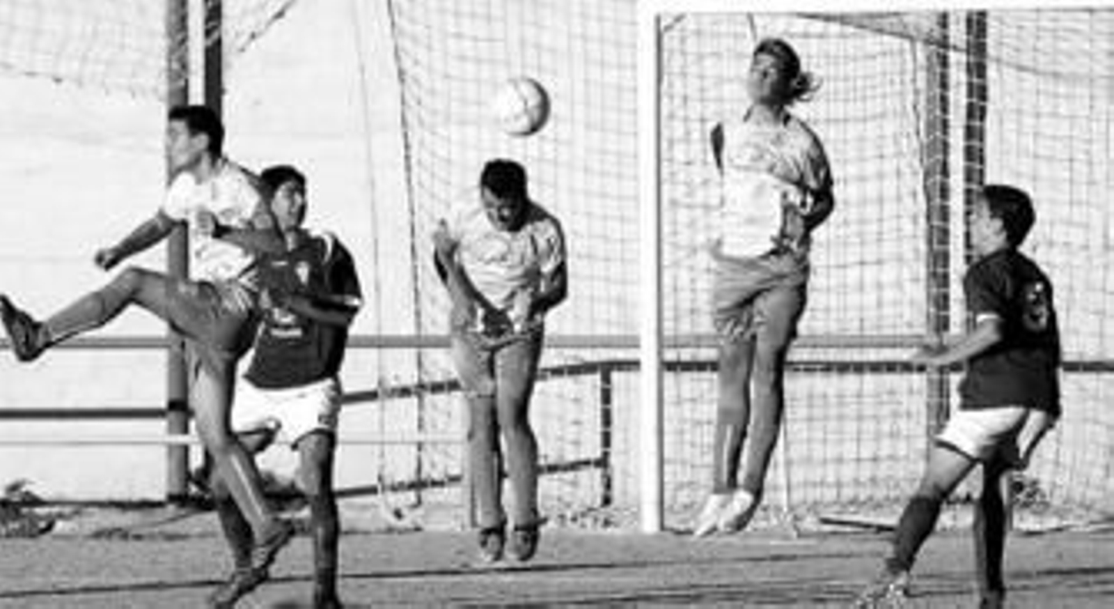 Varios jugadores del Mortadelo y el Maracena observan la trayectoria del balón durante el choque. Varios jugadores del Mortadelo y el Maracena observan la trayectoria del balón durante el choque.