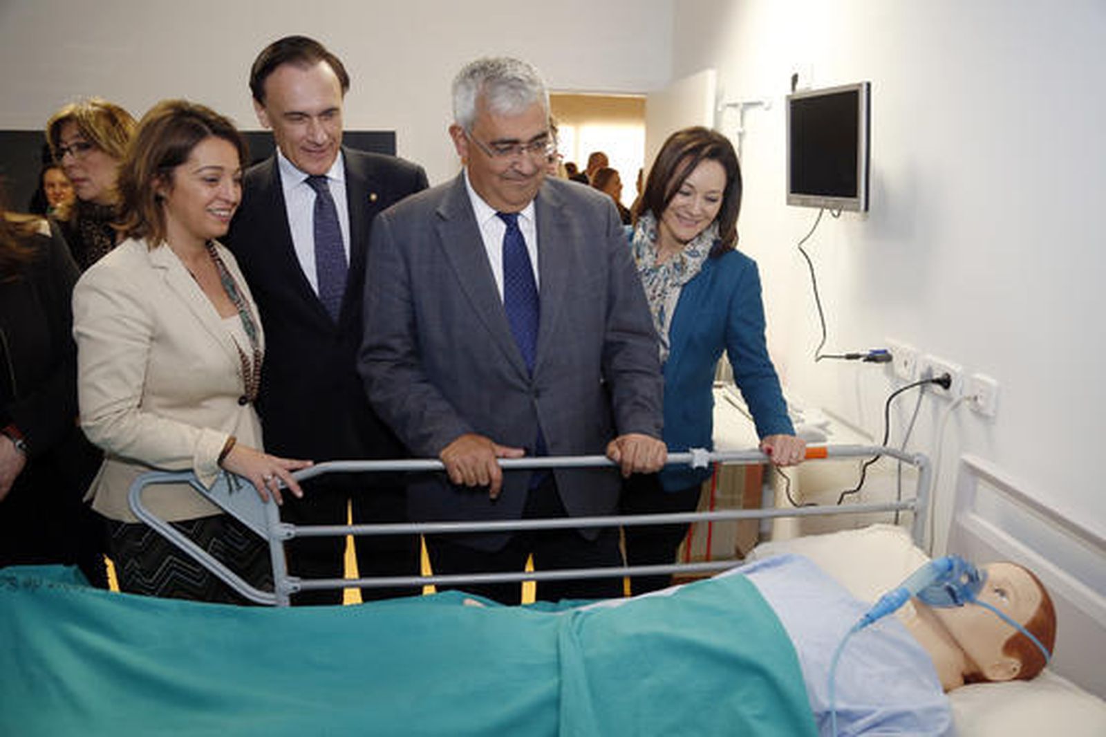 Ramírez de Arellano inaugura la nueva sede de Medicina y Enfermería, que facilita el acceso al Reina Sofía