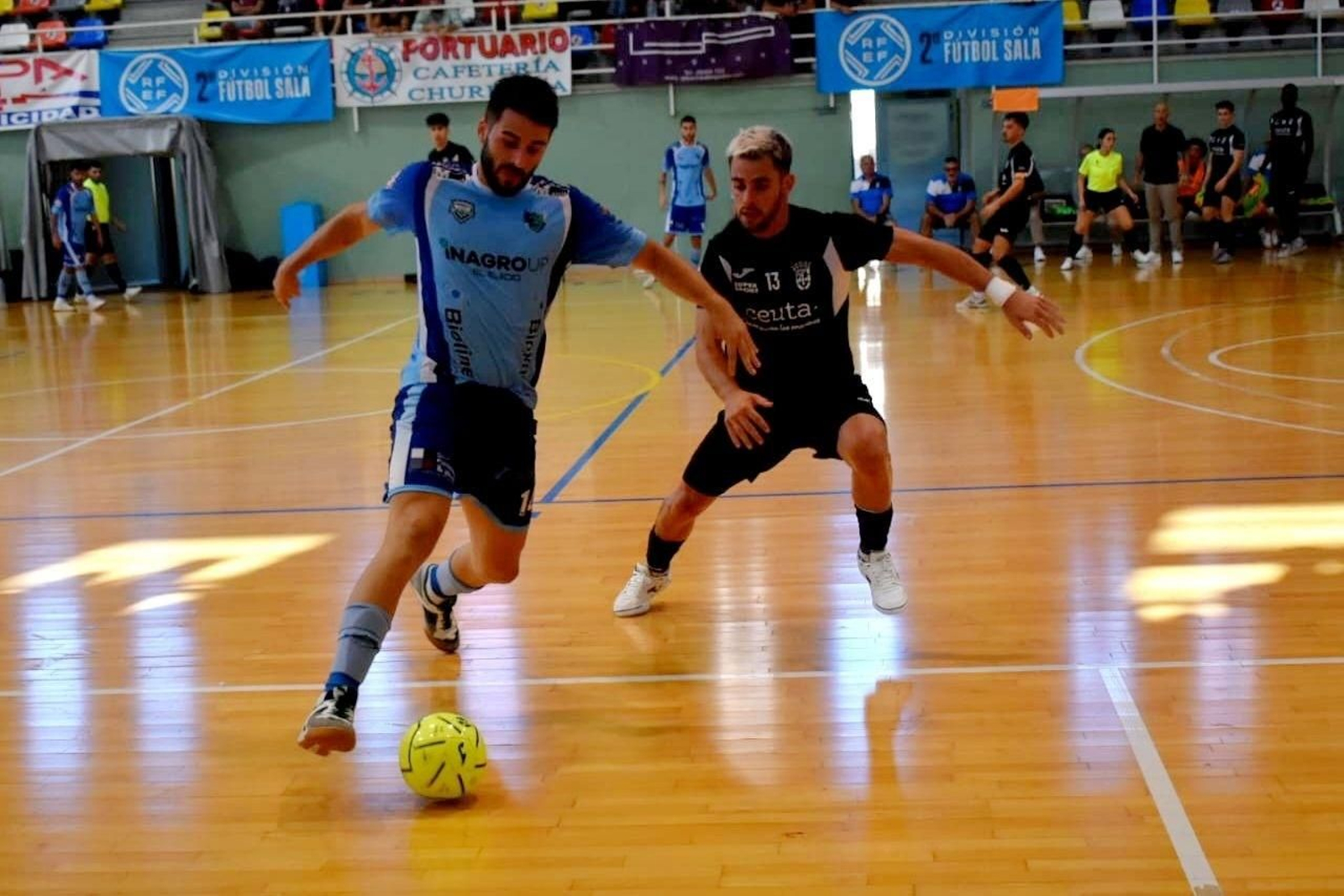 Cola trata de sortear la presión de un rival durante el encuentro que enfrentó a ambos conjuntos el pasado curso.