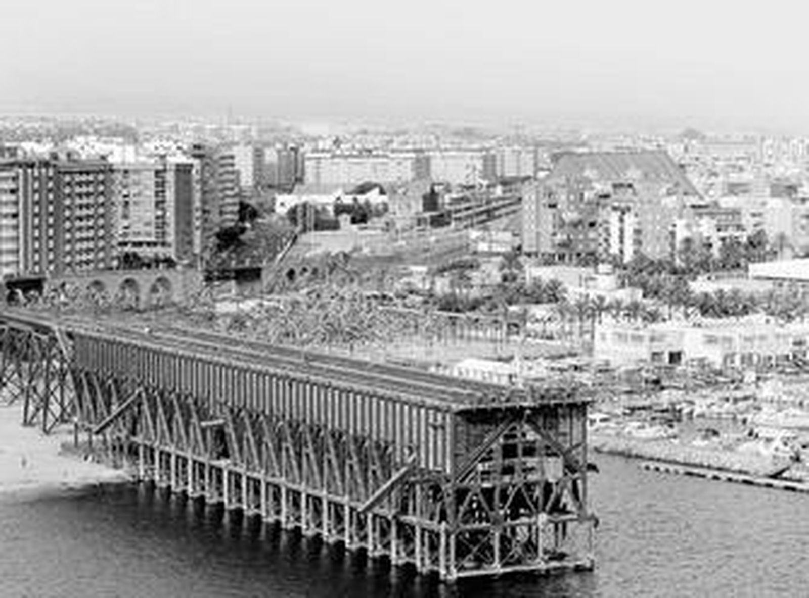 Cargadero de mineral que será restaurado por la Junta de Andalucía.