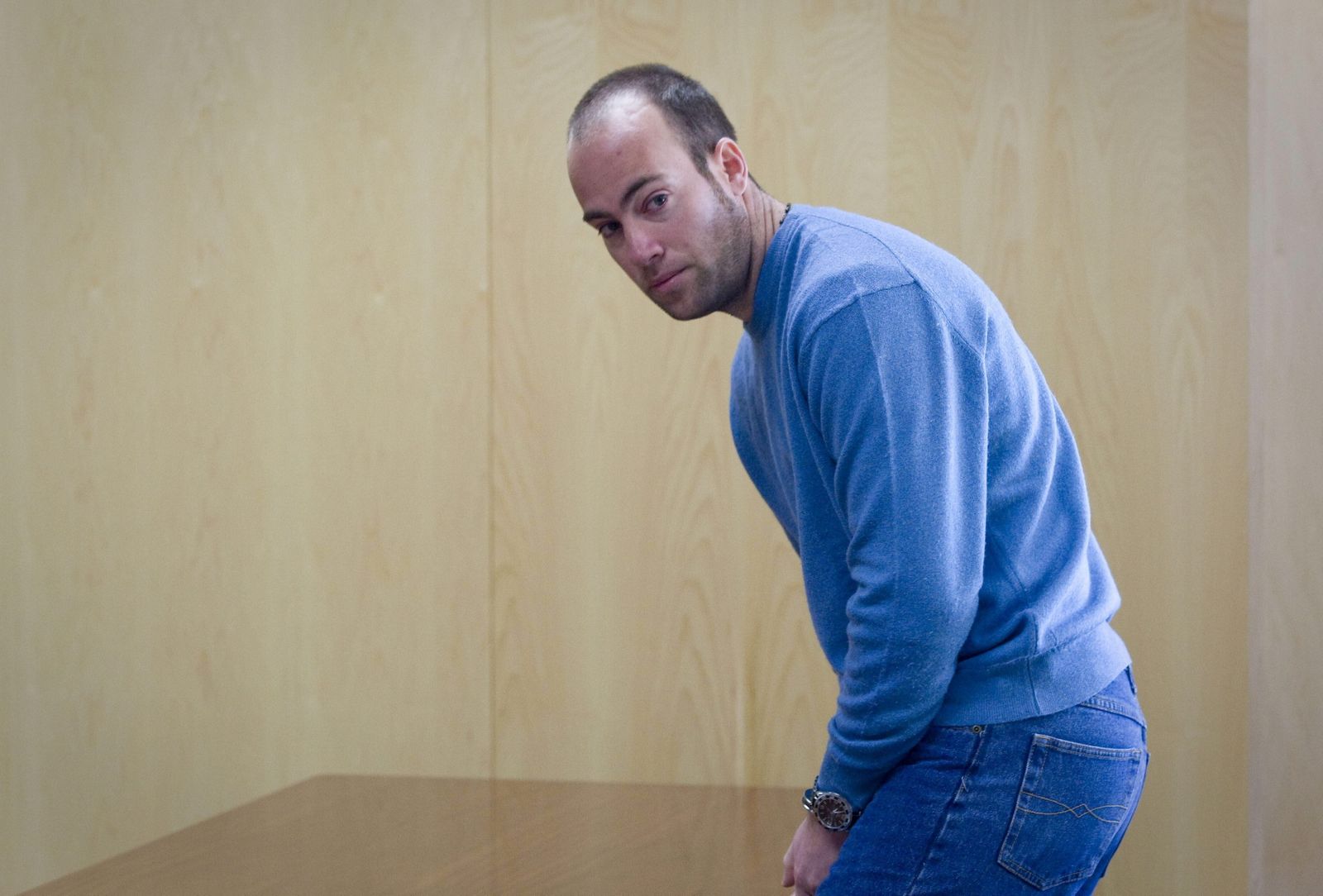 Jonathan Moya engrilletado a su llegada a los juzgados para declarar por uno de los delitos de los que está acusado y ya cumpliendo condena.