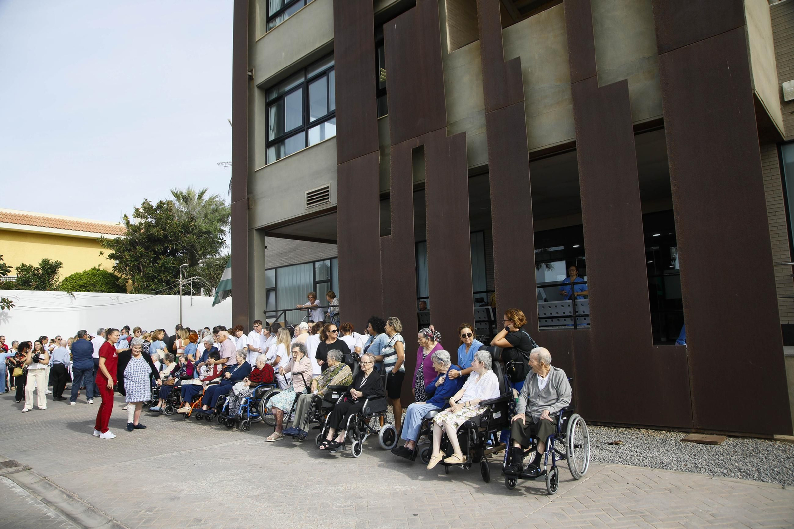 Las imágenes de la concentracion por el asesinato de Maria Nieves GP en la residencia del Zapillo en Almería