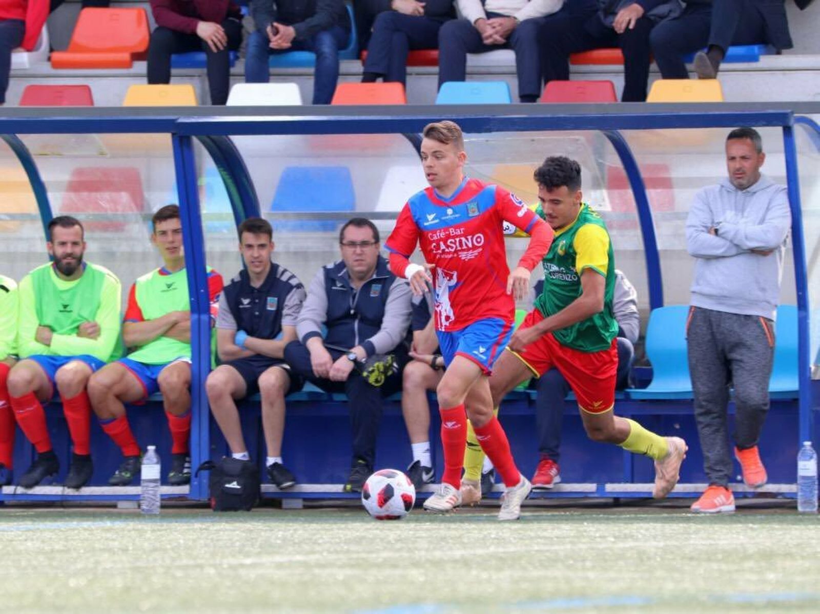 Roger Marcé maneja el esférico durante un partido con el Tarazona.