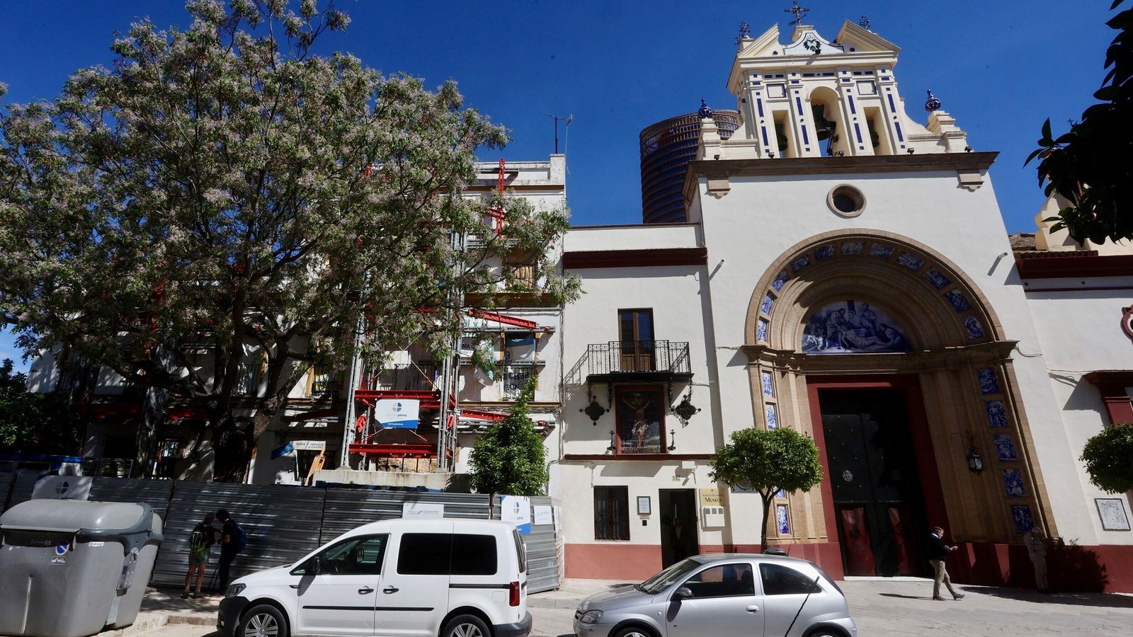 El templo del Cachorro con la finca de al lado en estado de obras.