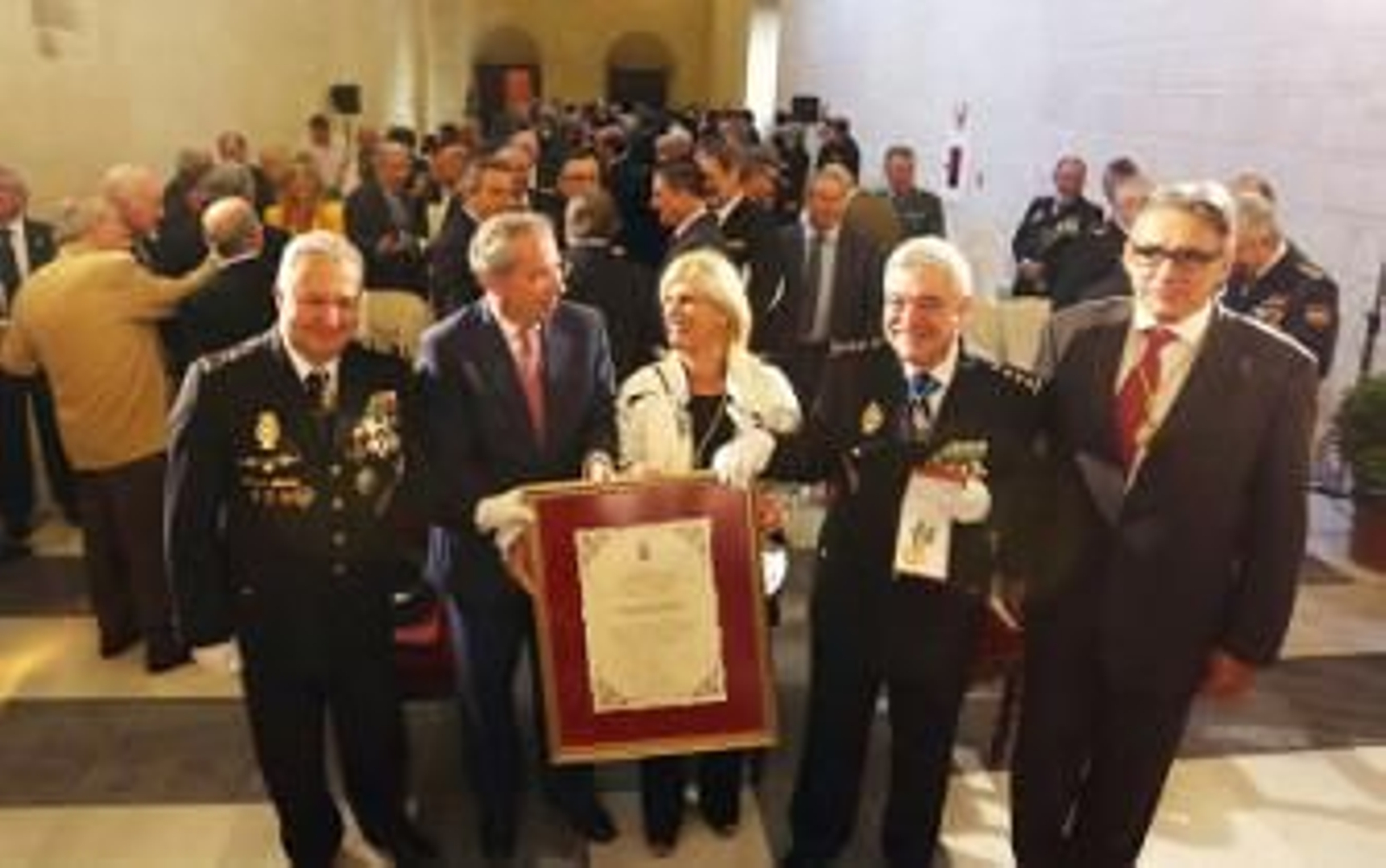 El Cuerpo Nacional de Policía recibe la Medalla de Oro de la ciudad