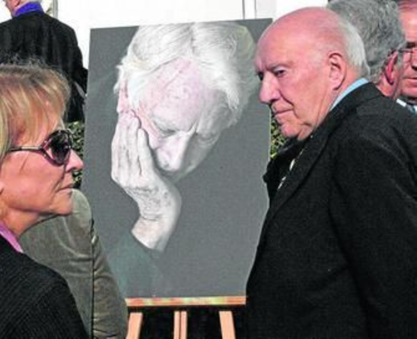El actor Michel Piccoli (derecha), junto a una foto de Semprún.