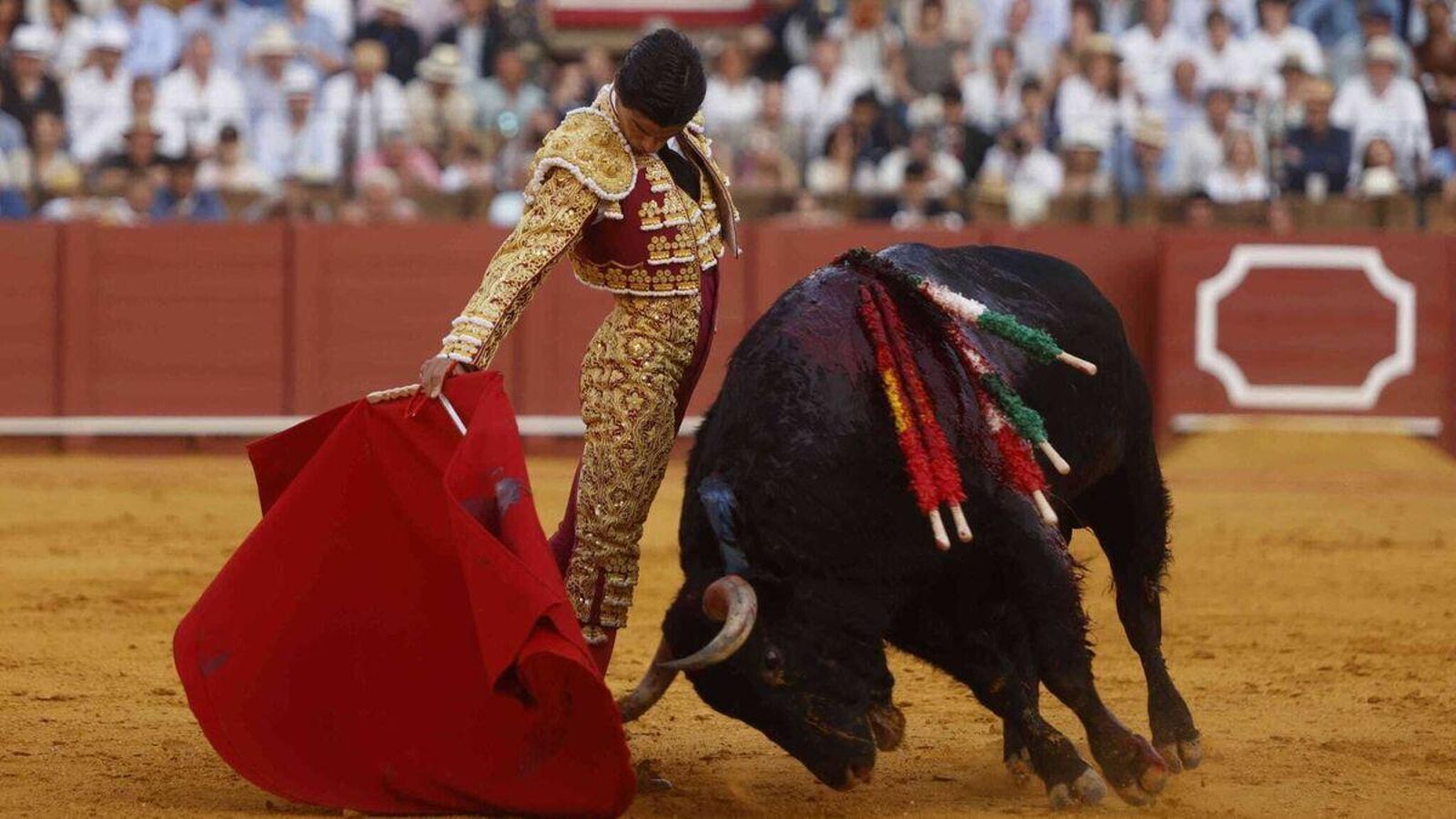 Pablo Aguado con su segundo toro.