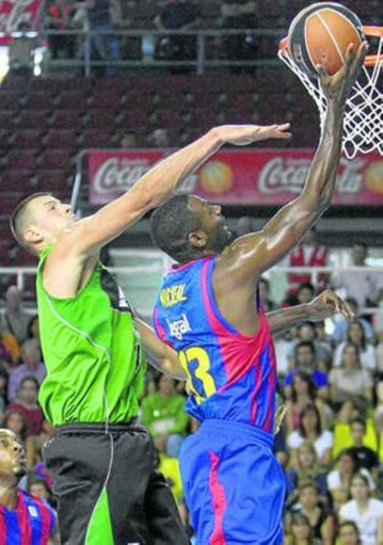 Trias intenta taponar la entrada a canasta de Mickeal.