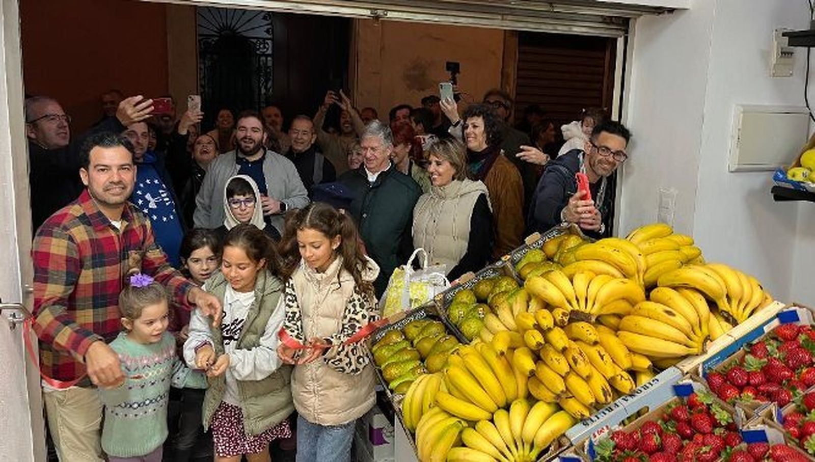 El empresario Juan Sánchez Galán, la tercera generación de la familia en el negocio, tras inaugurar el nuevo local en la calle Enrique de las Marinas, en el barrio del Mentidero.