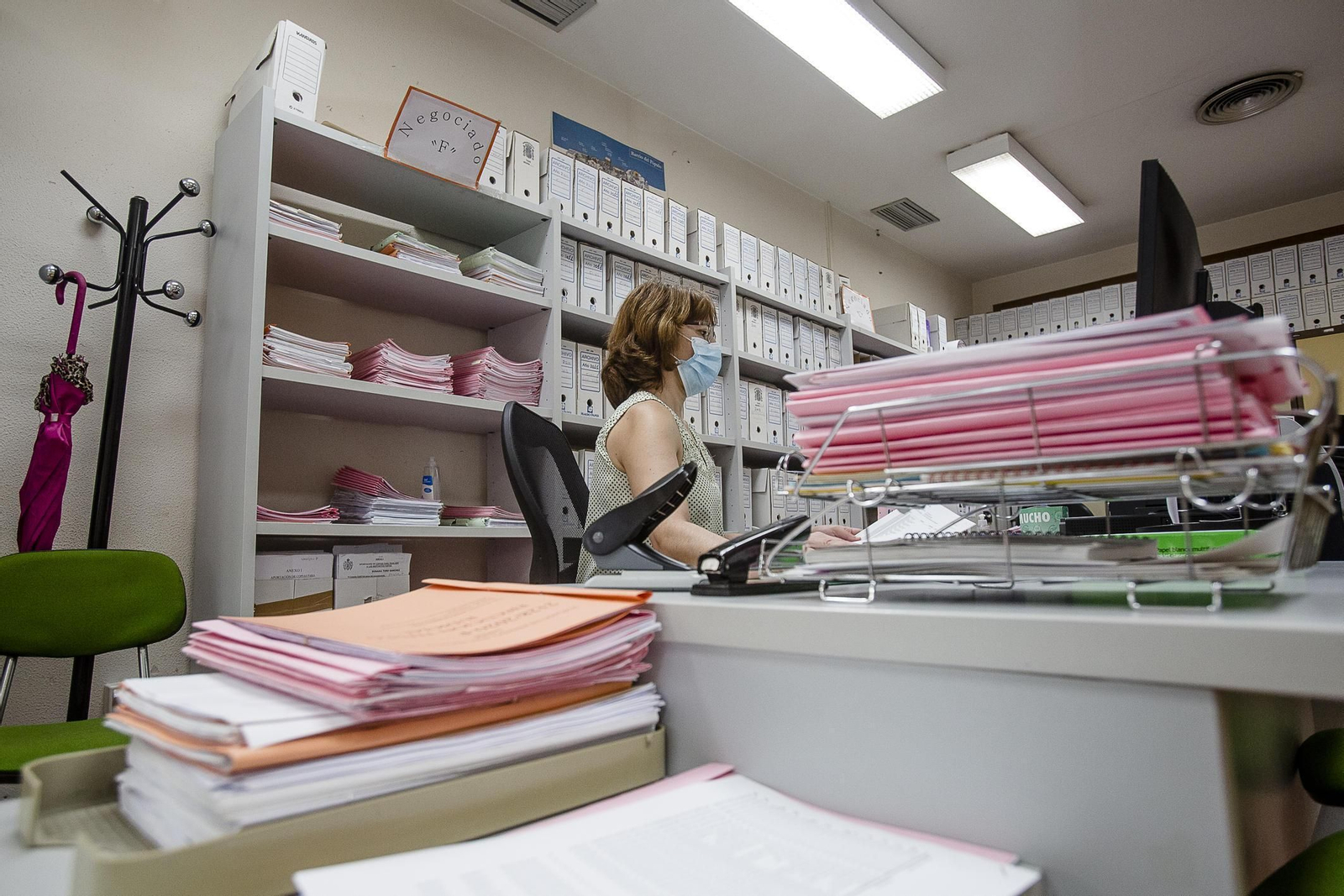 Una trabajadora en su oficina.