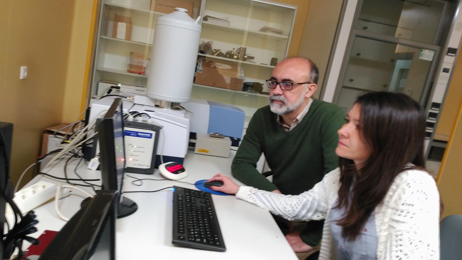 Juan Jesús López y Mª Mar Quesada utilizando uno de los equipos del CICT.