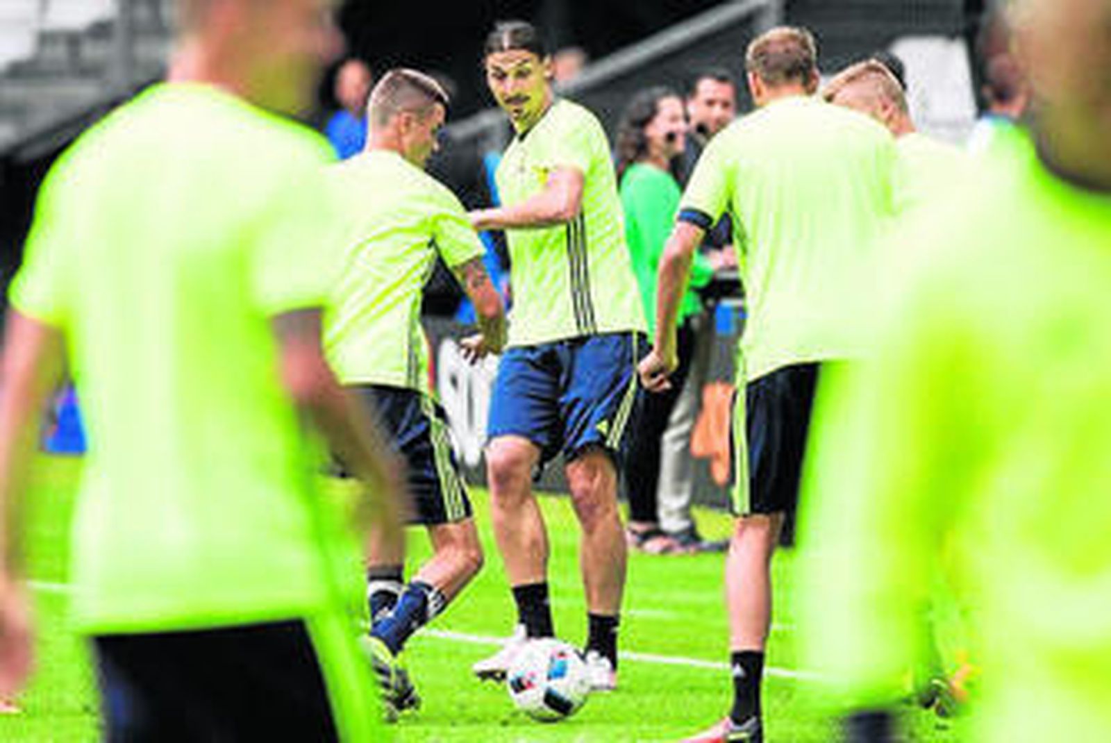 Ibrahimovic se ejercita en Saint Denis con su selección.