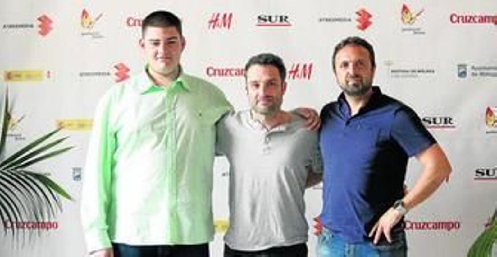 Daniel Guzmán, entre el actor Antonio Bachiller (también premiado) y uno de los productores de su obra. Daniel Guzmán, entre el actor Antonio Bachiller (también premiado) y uno de los productores de su obra.