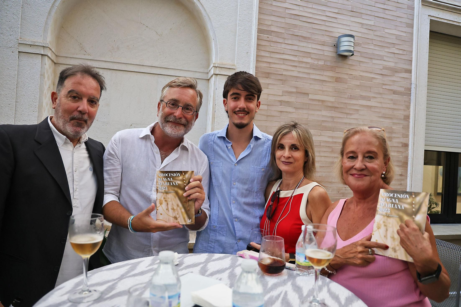 Imágenes de presentación de la guía de la Procesión Magna Mariana 2025 de Huelva Información