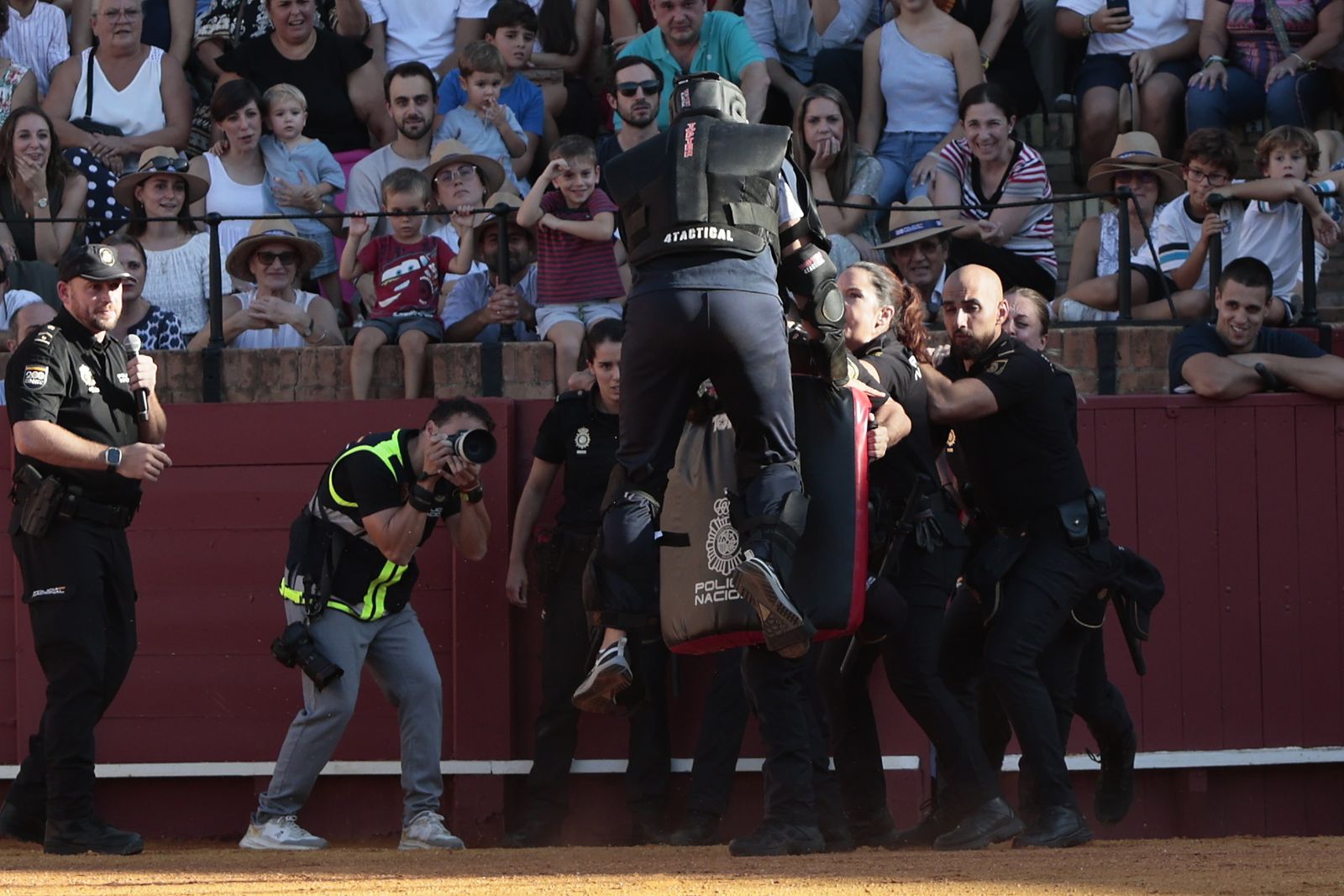 Las imágenes de la espectacular exhibición de la Policía Nacional en la Maestranza