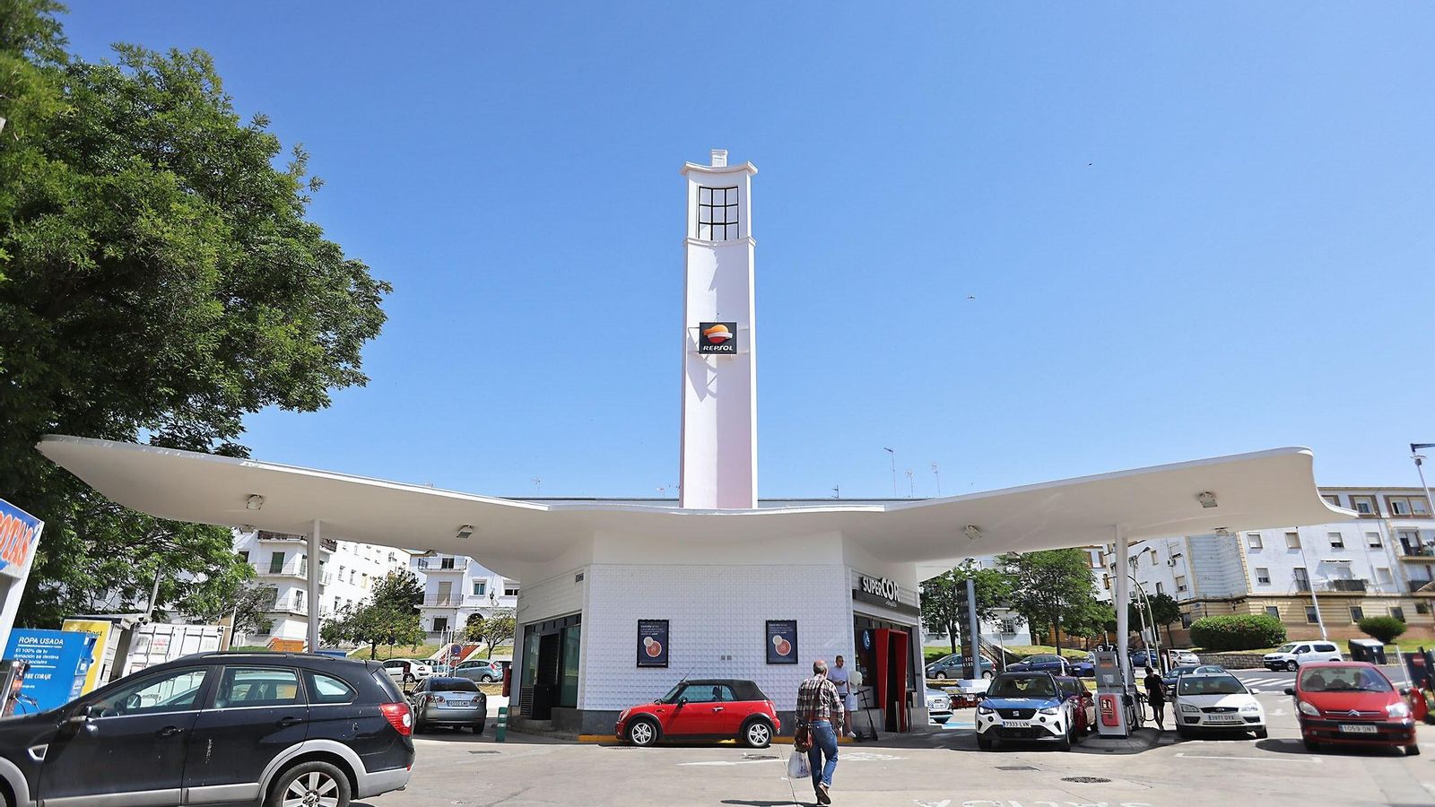 Gasolinera frente al Hipercor de la avenida Alcalde Federico Molina Orta.