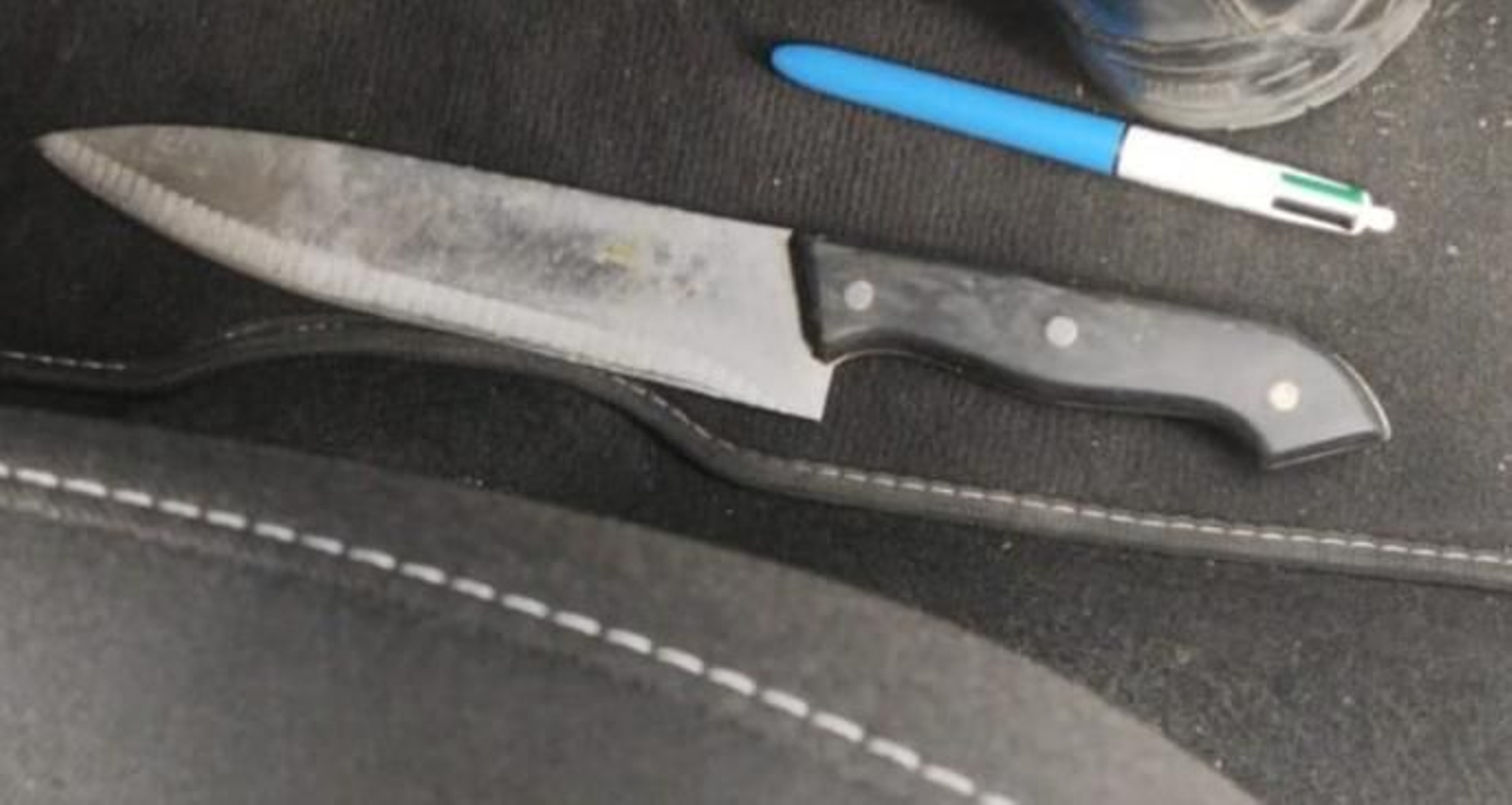 El cuchillo intervenido, con el bolígrafo como testigo del tamaño.