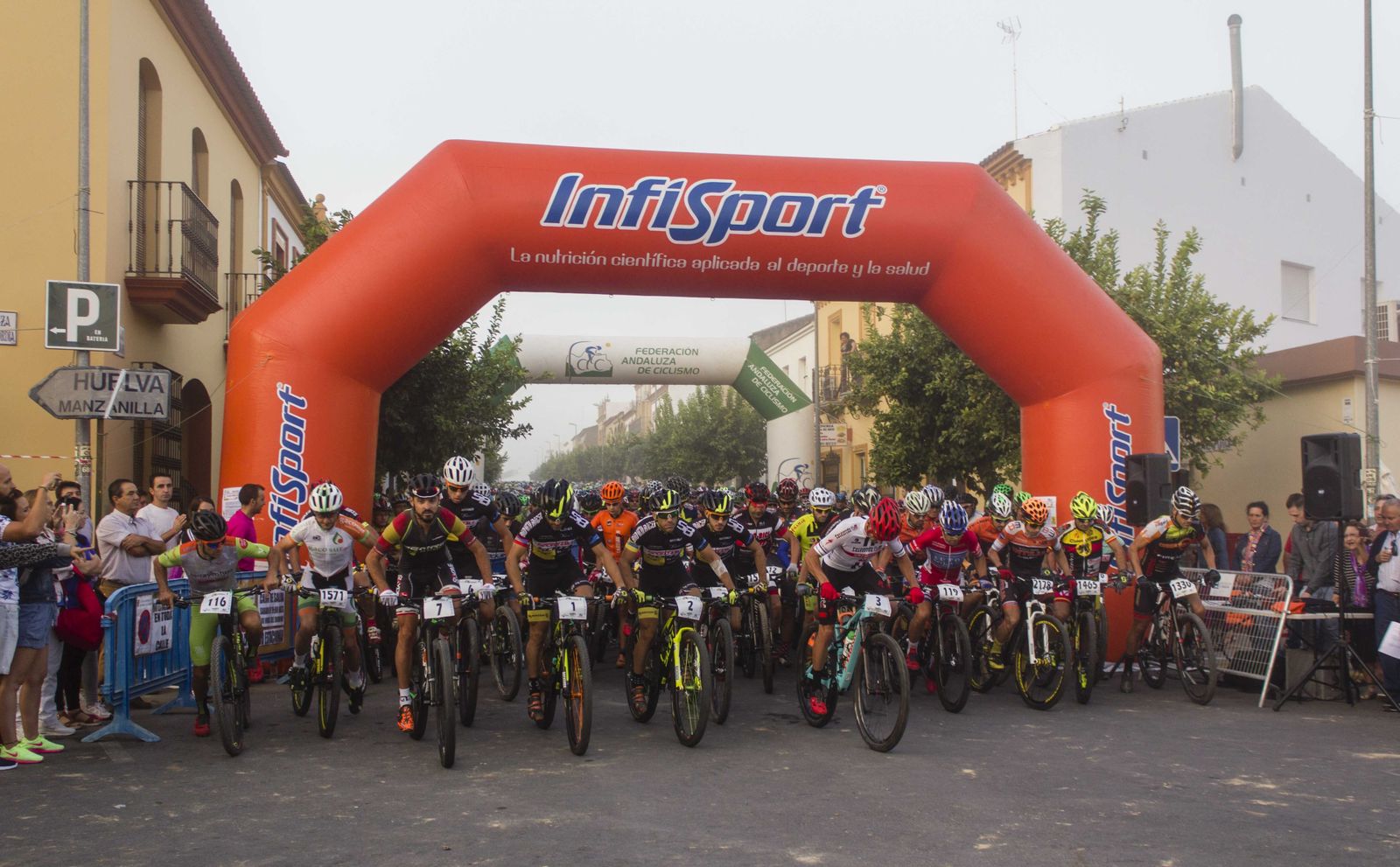 Salida de una prueba ciclista en la localidad de Paterna del Campo.