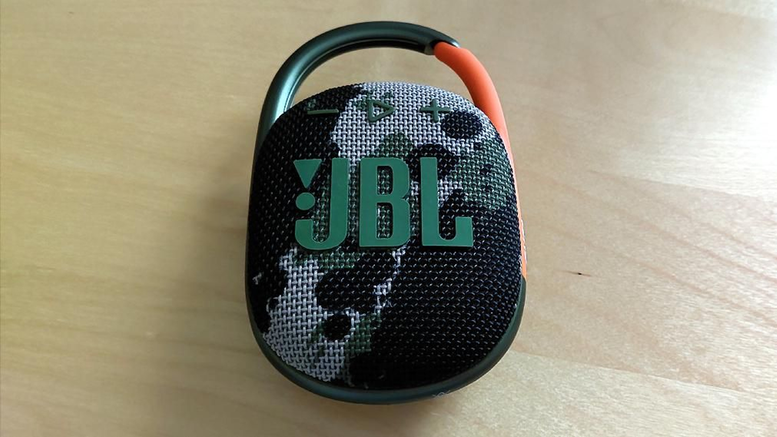 Imágenes del altavoz bluetooth JBL Clip 4