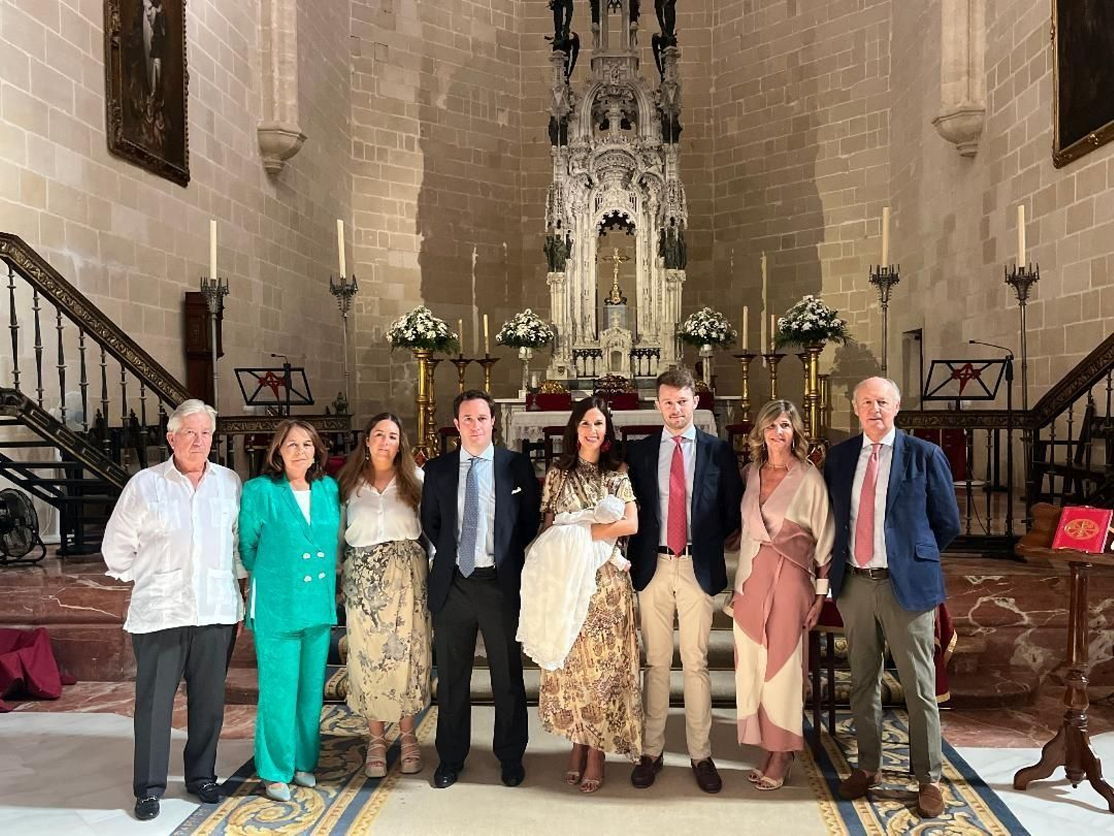 Juan Pemán, Macarena Guardiola, Macarena y Juan Pemán, Rocío Pérez Hickman, Pilar Barceló y Juan Pérez-Hickman en la iglesia de Santiago.