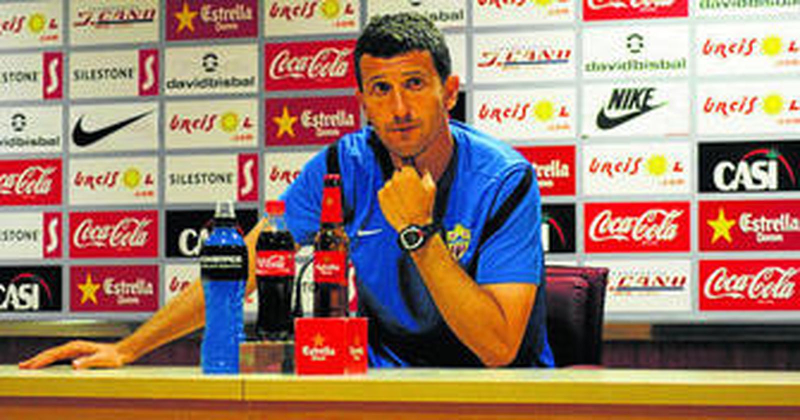 Javi Gracia escucha una de las preguntas que le realizan desde el ala derecha de la sala de prensa.