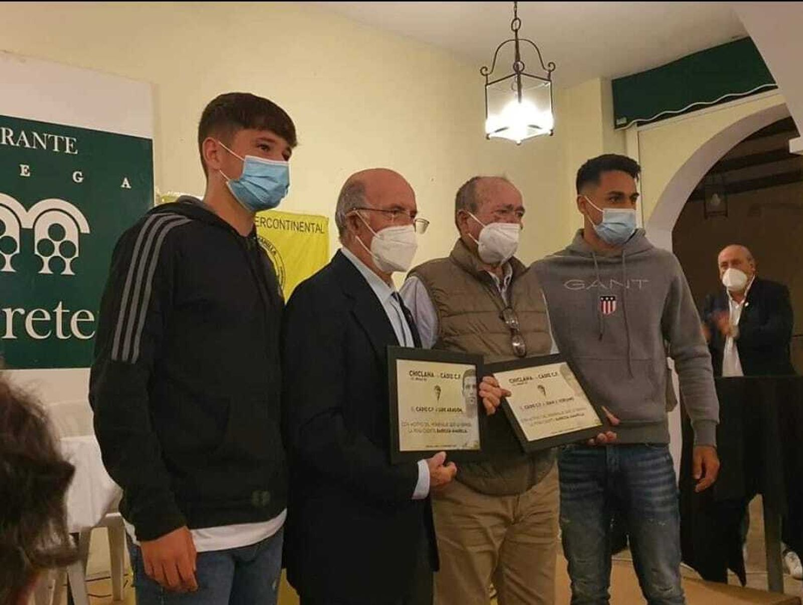 Luis Aragón y Soriano reciben sendos recuerdos del acto por parte de los jugadores del Cádiz CF Bastida y Chapela.