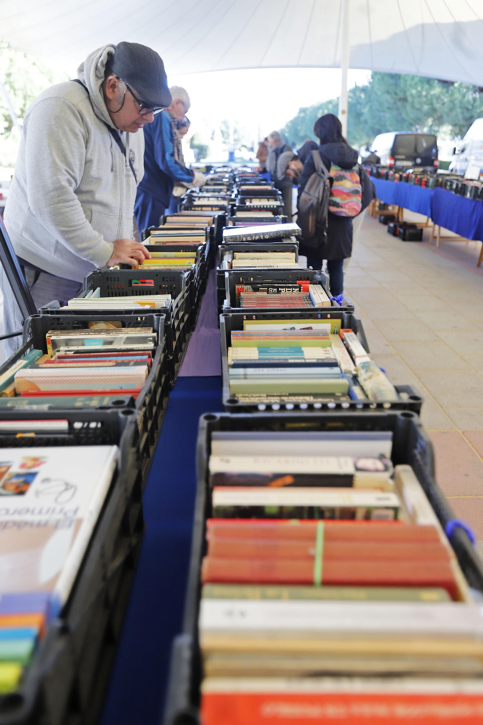 Imágenes del mercadillo solidario de Ayre en Huelva