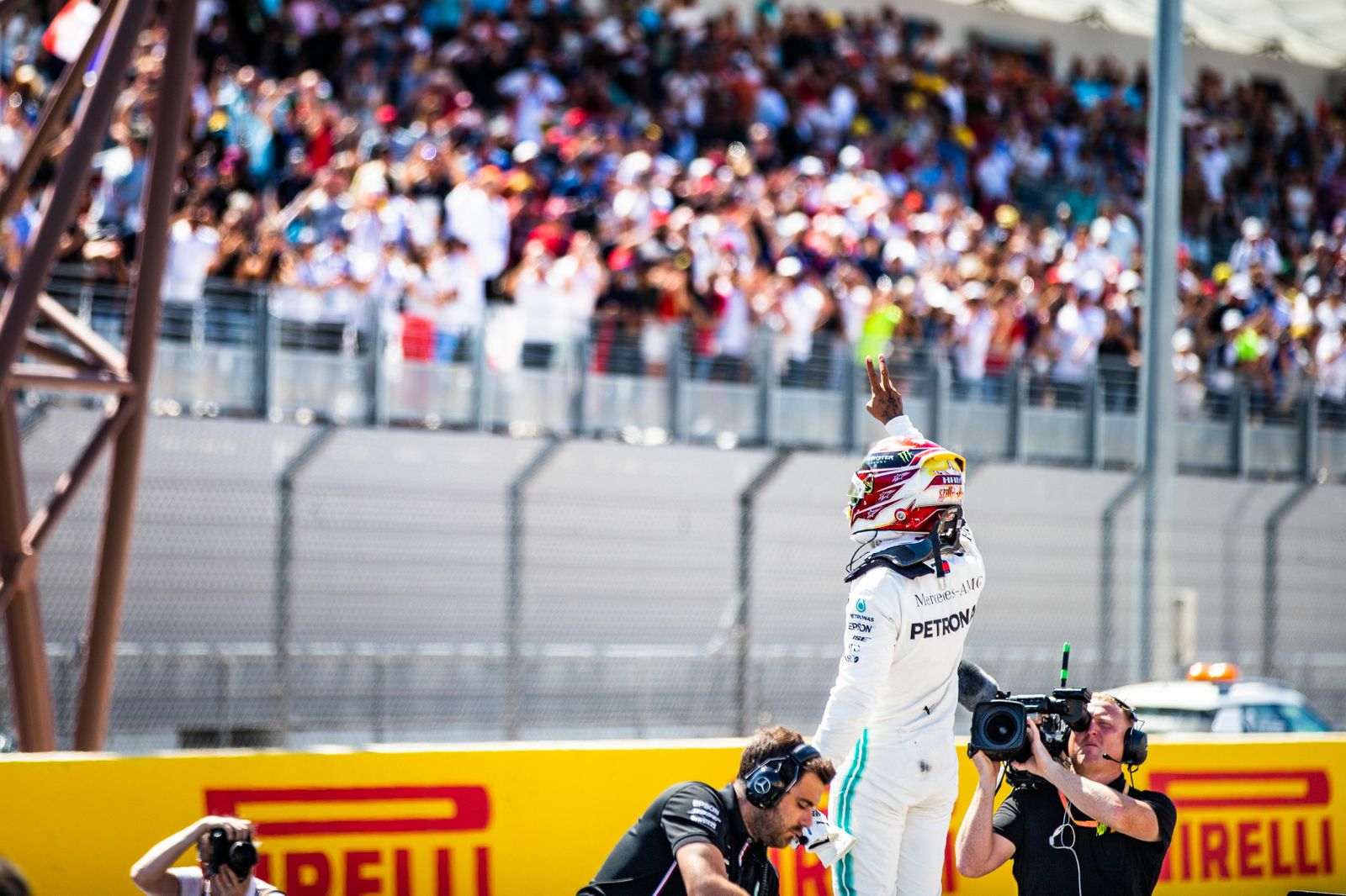 Lewis Hamilton dedica a la grada su 'pole' en Le Castellet.