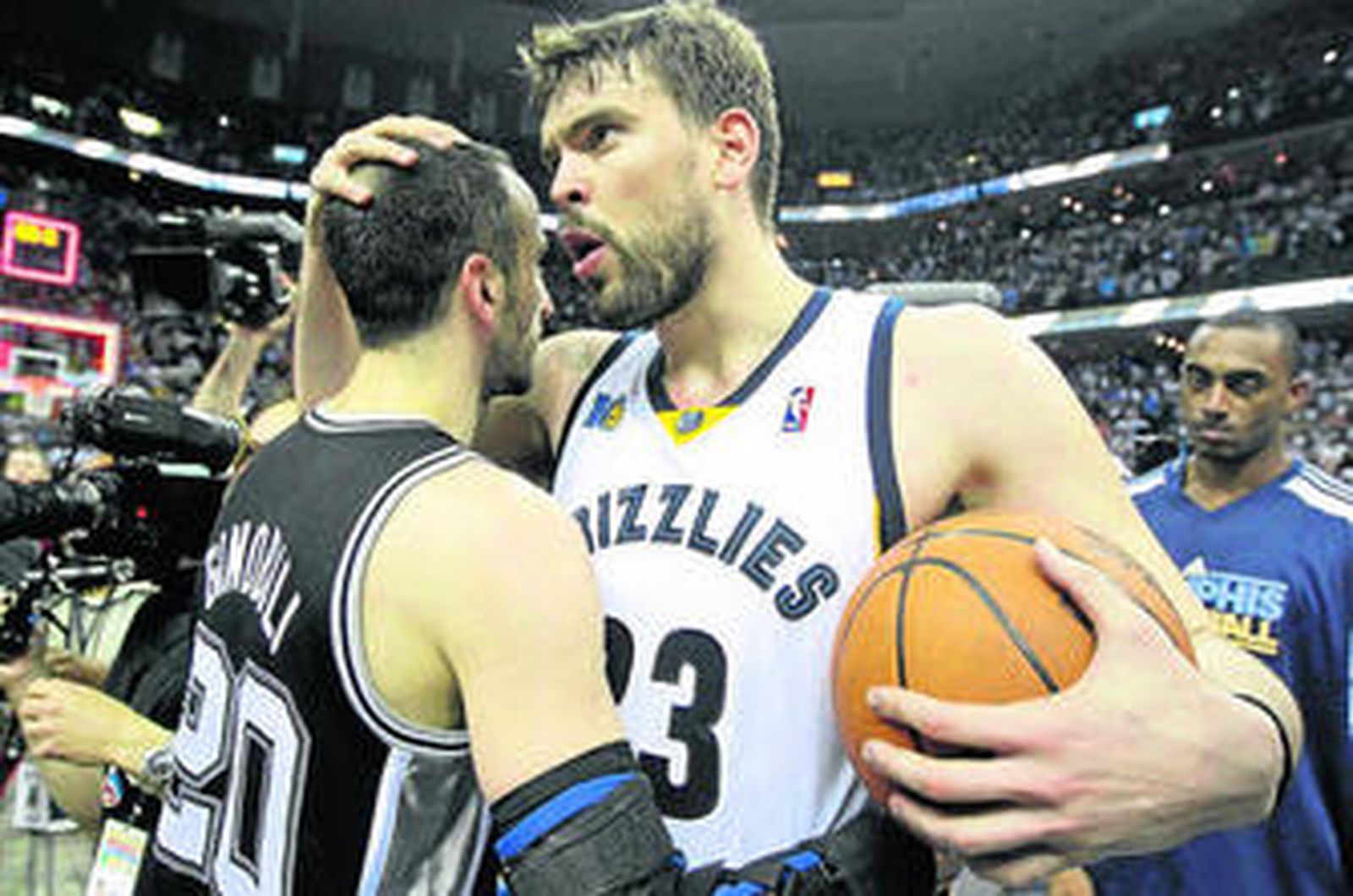 Marc Gasol consuela a Ginóbili al finalizar el encuentro.