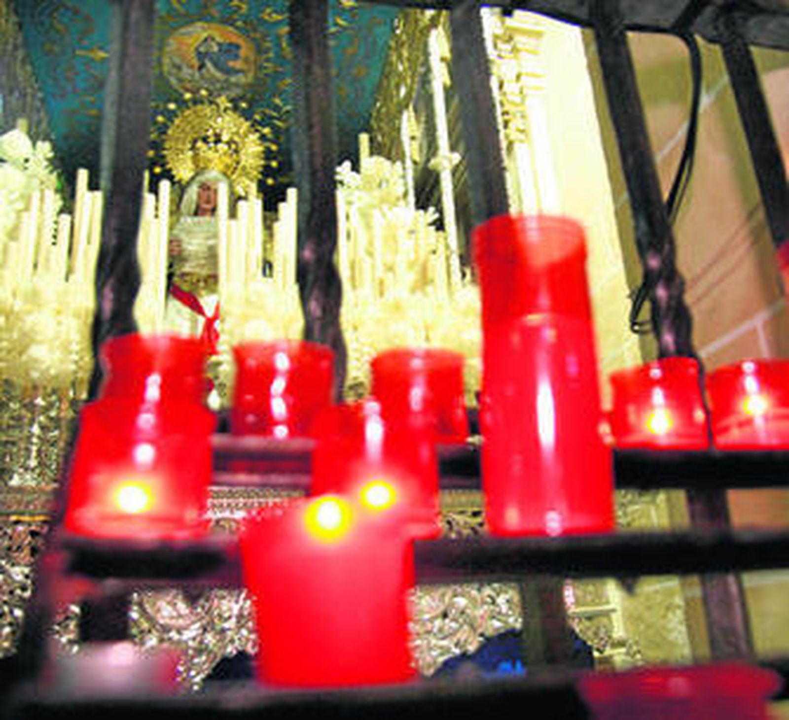 María Santísima de Gracia y Esperanza, en su capilla esperando los retoques finales.
