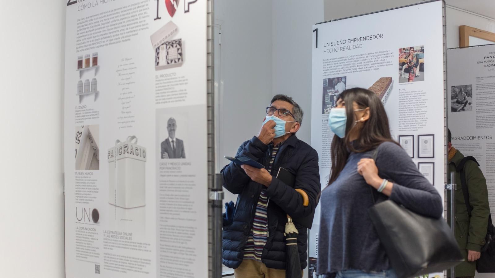 Unos visitantes en la exposición sobre Pancracio.