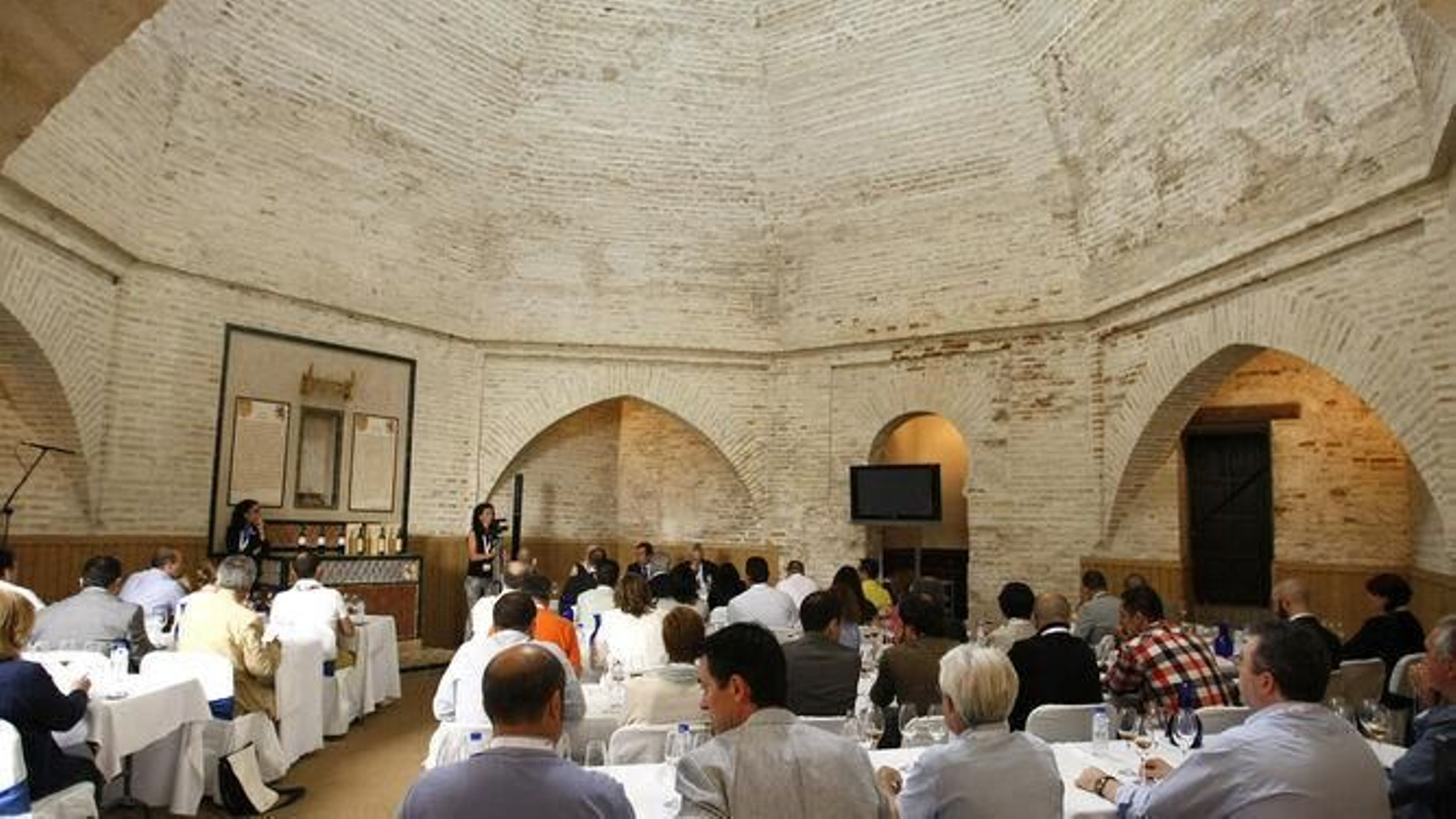 Imagen de una cata en la Mezquita del Alcázar de Jerez durante una pasada edición de Vinoble. Imagen de una cata en la Mezquita del Alcázar de Jerez durante una pasada edición de Vinoble.