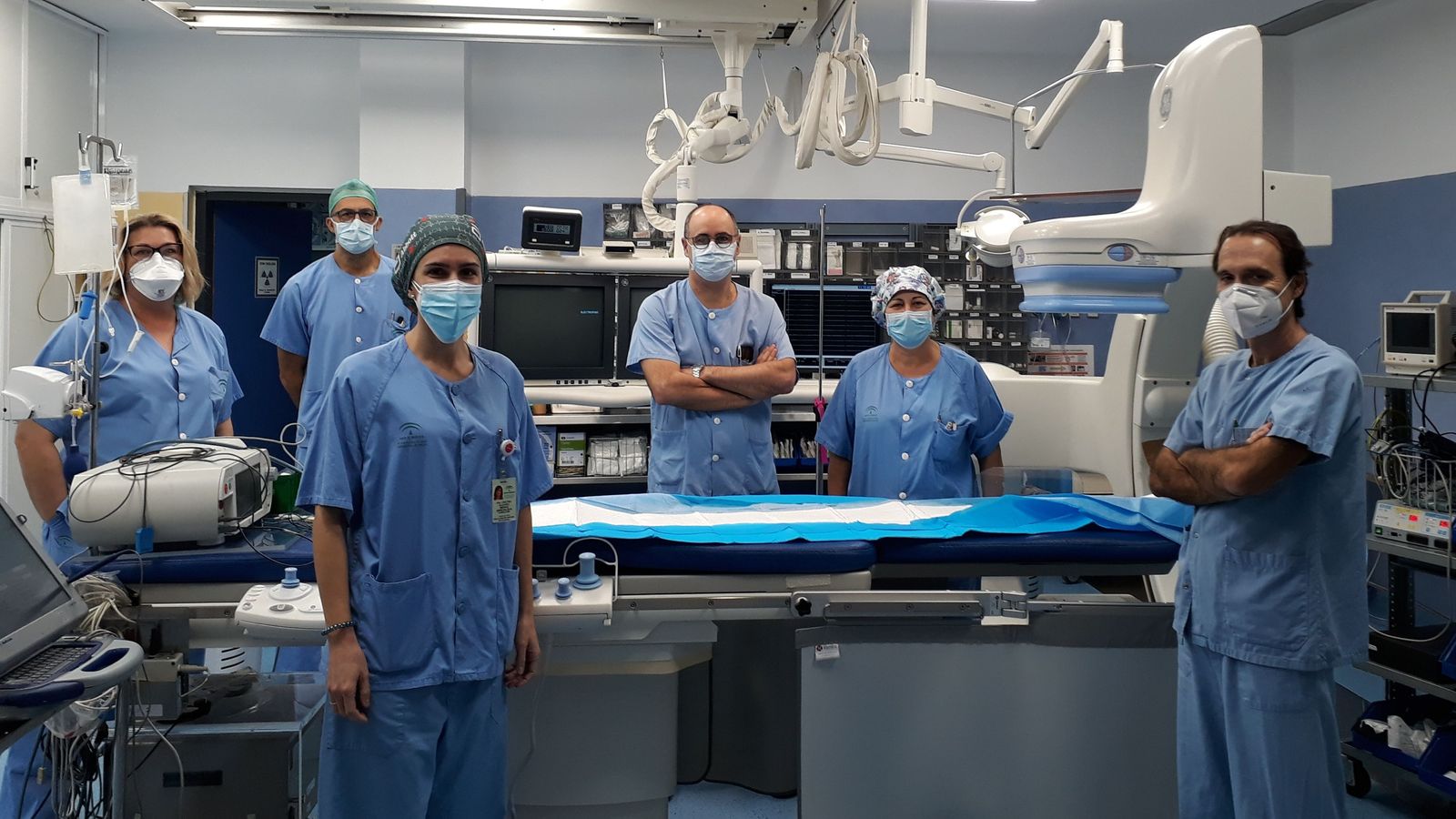 Cardiólogos y profesionales de enfermería de la Unidad de  Electrofisiología del Hospital Universitario de Valme con el jefe de  servicio de Cardiología, Francisco Javier Molano, a la derecha.