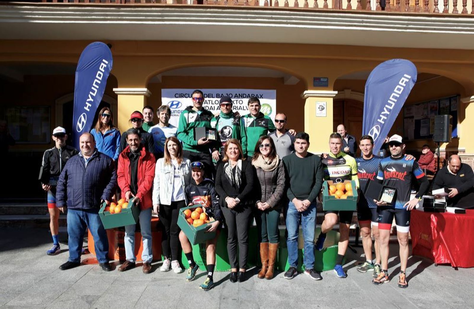 Foto de familia de autoridades y ganadores.