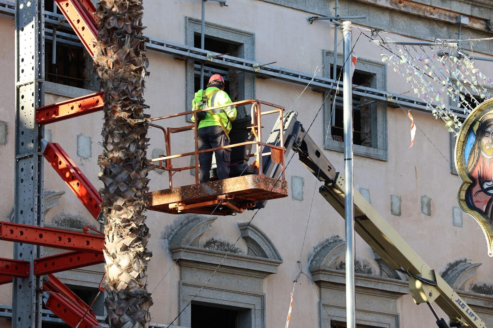 Adiós a las estructuras metálicas de Hacienda: imágenes de la retirada ante el inicio de la Navidad en Huelva