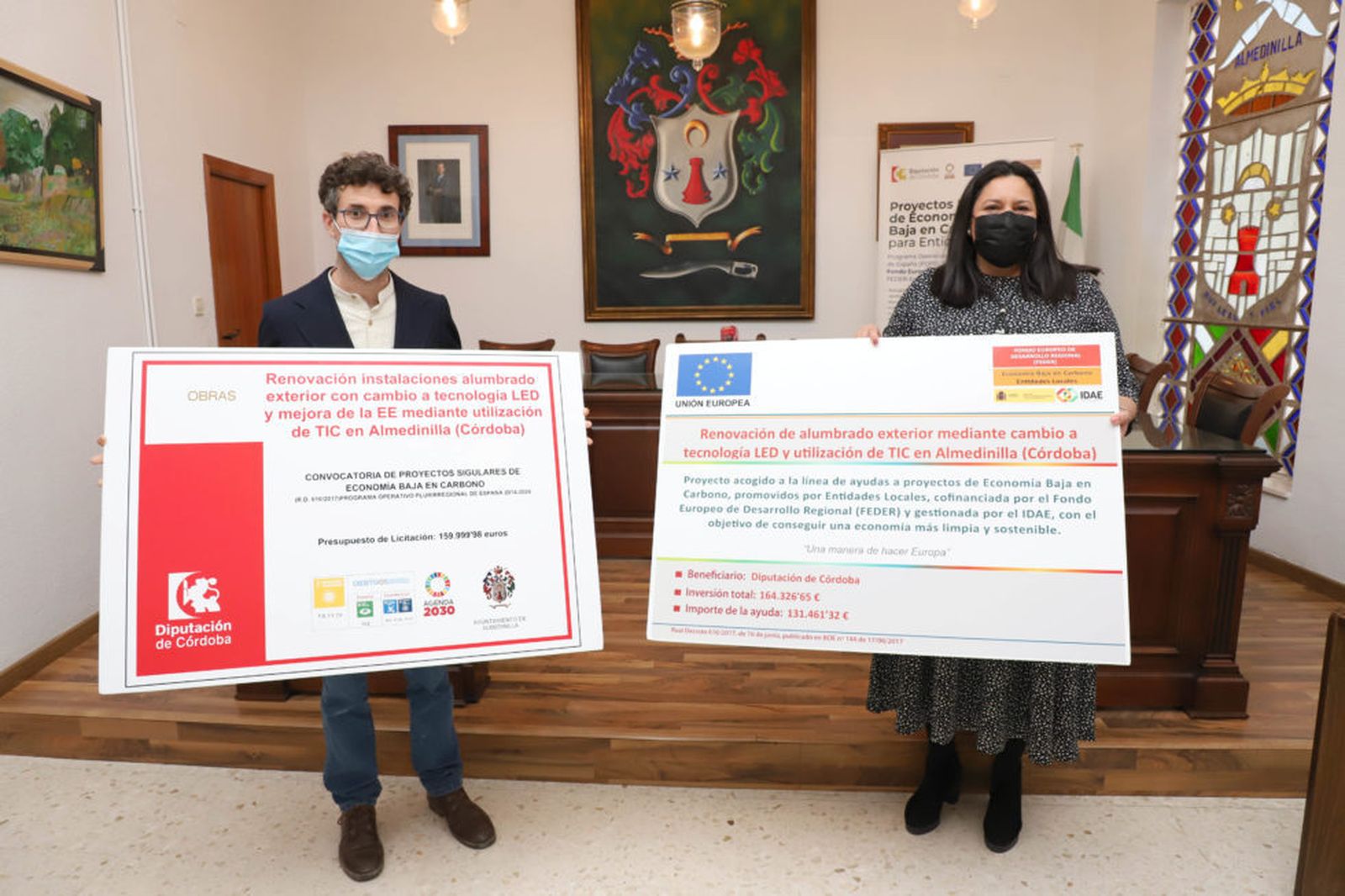 Amo y Castillo mostrando los carteles de las dos actuaciones que se van a realizar en Almedinilla.