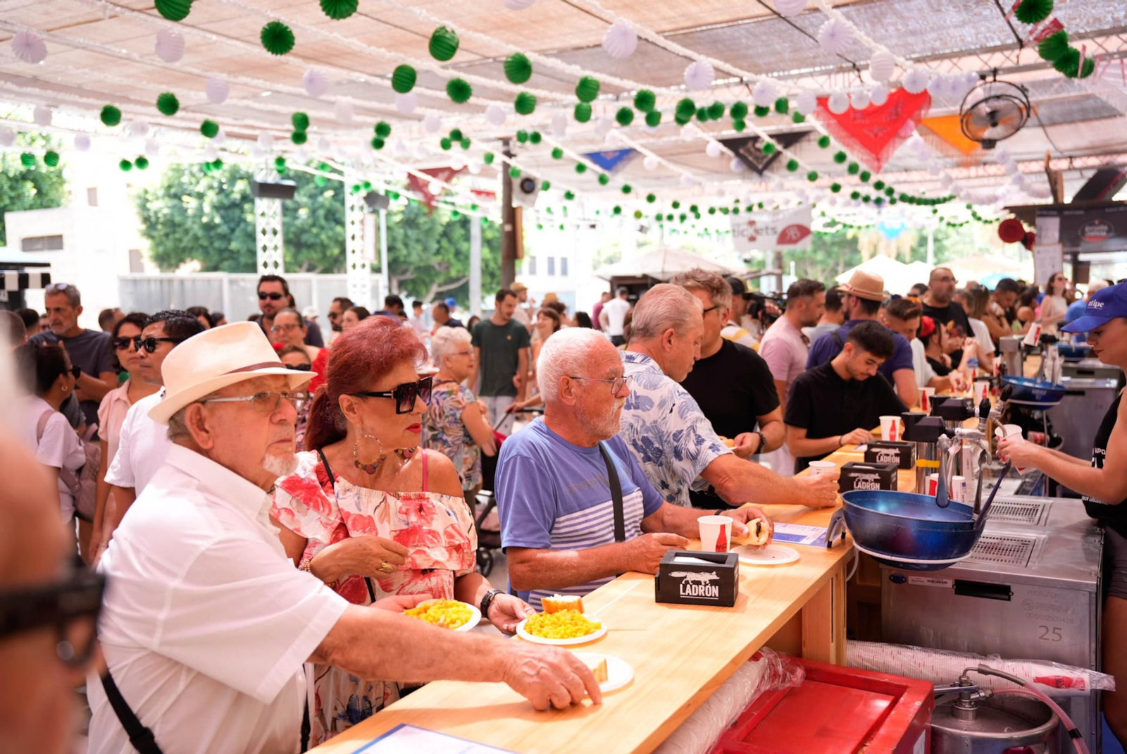 Así viven los almerienses el primer sábado de la Feria del Mediodía