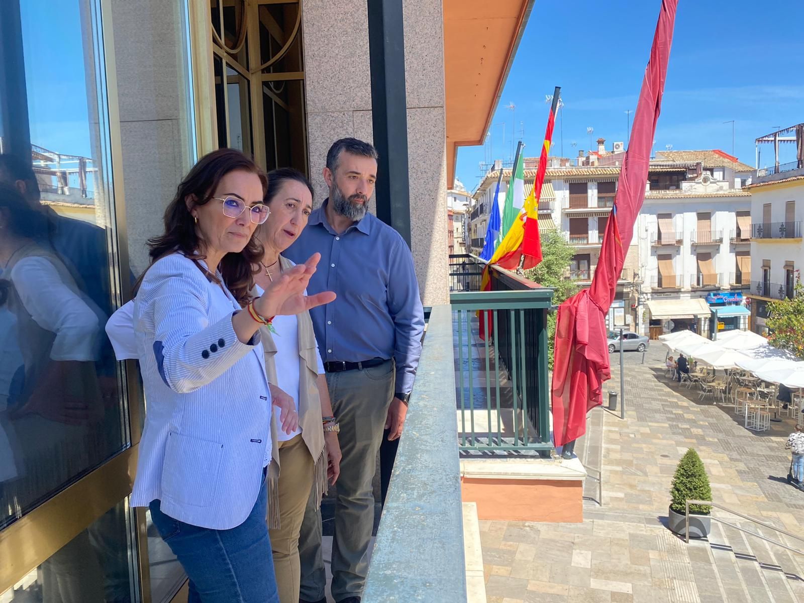 Yolanda Almagro, Paula Badanelli y Rafael Saco, en el Ayuntamiento de Córdoba.