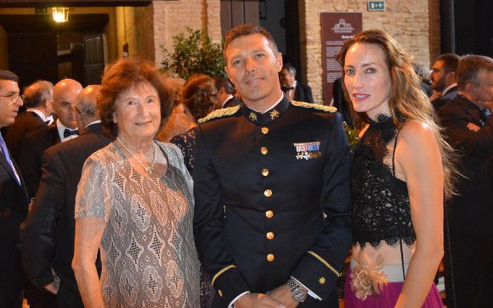 Liana Romero, Alberto Medel y Shannon Vaughn, en el patio del Castillo de Santiago.  Foto: Ignacio Casas de Ciria
