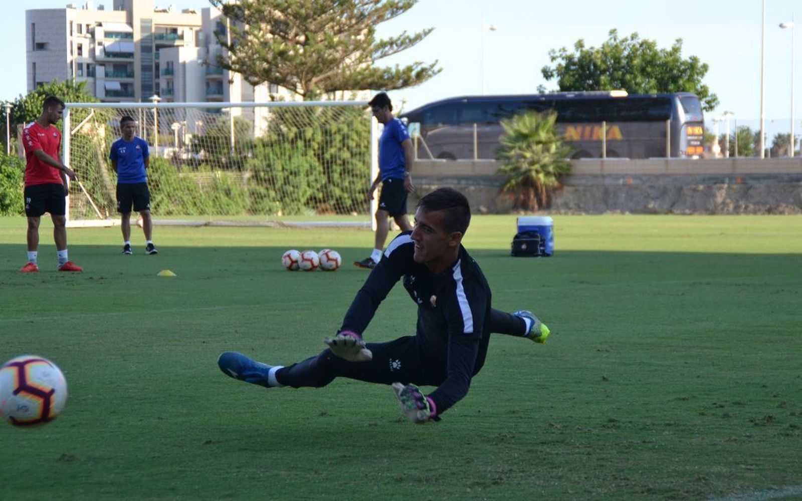 El Reus se entrenó en la tarde de ayer en el campo de la Vega. En acción, el meta Edgar realiza unos ejercicios.