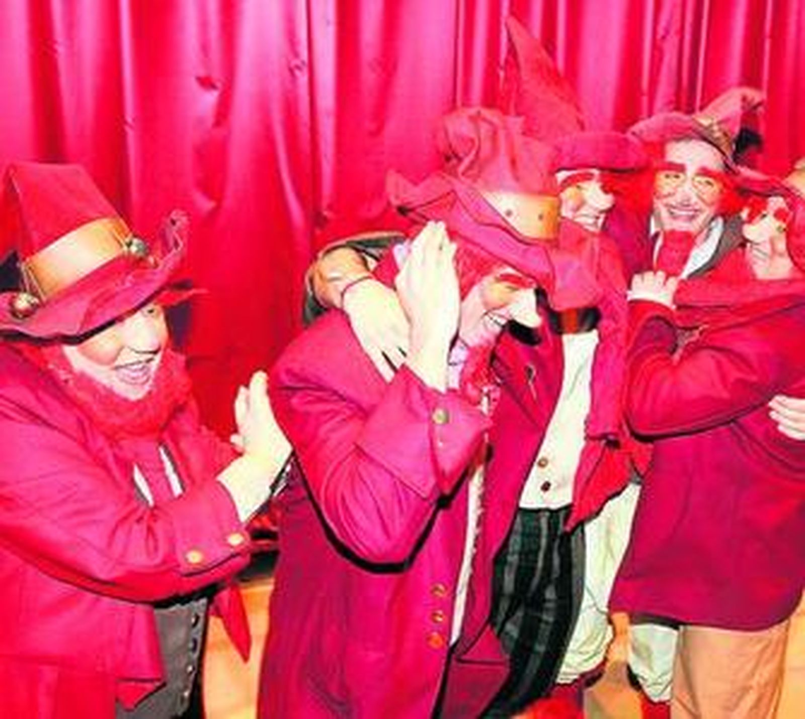 La comparsa 'Los duendes coloraos' celebra el primer premio.