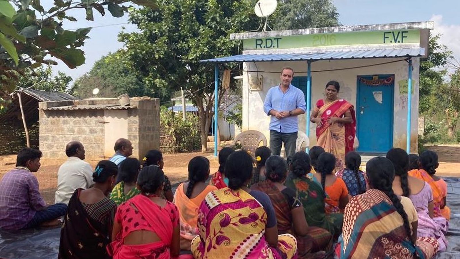 Charla sobre salud femenina en Chadarampenta, una aldea de Kurnool(Andhra Pradesh).