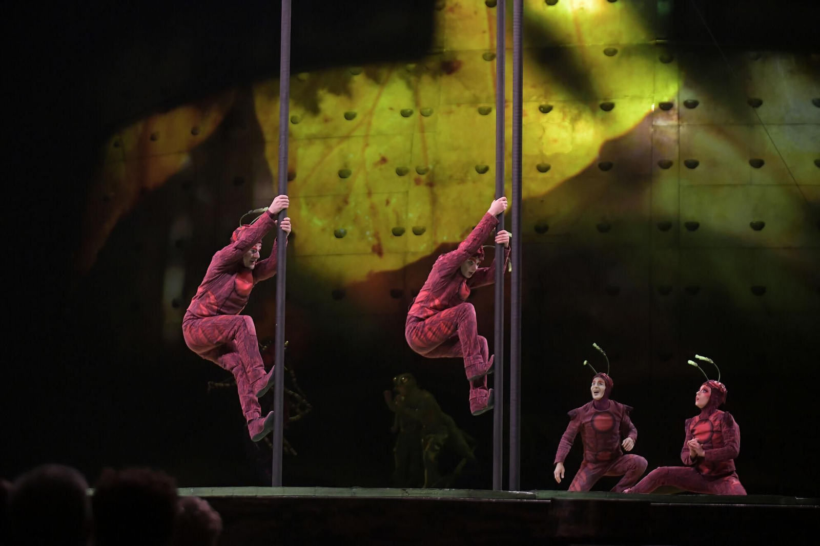 El Circo del Sol brilla en el Palacio de Deportes de Granada