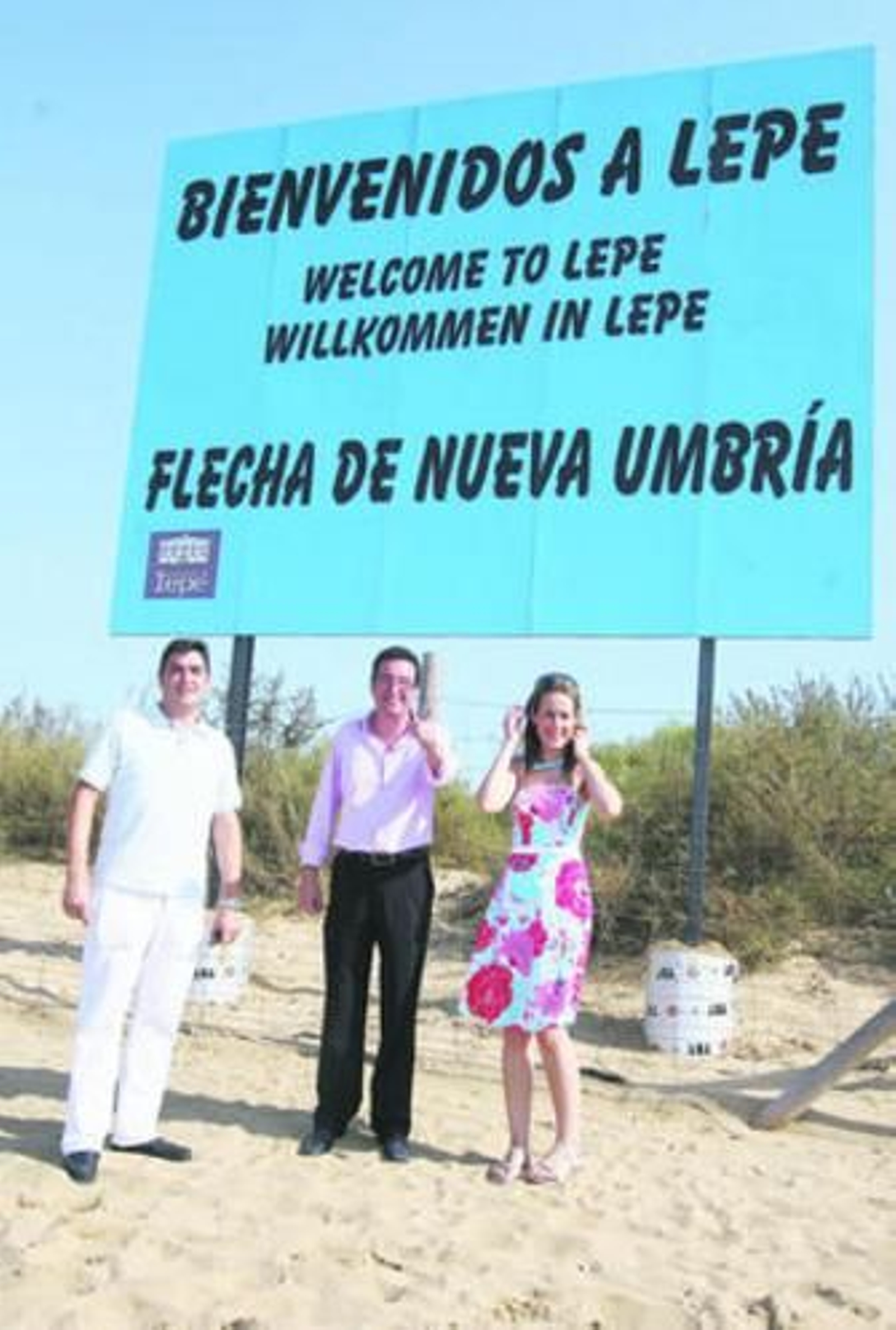 El alcalde entre Jesús Toronjo y Bella Verano, en Nueva Umbría.