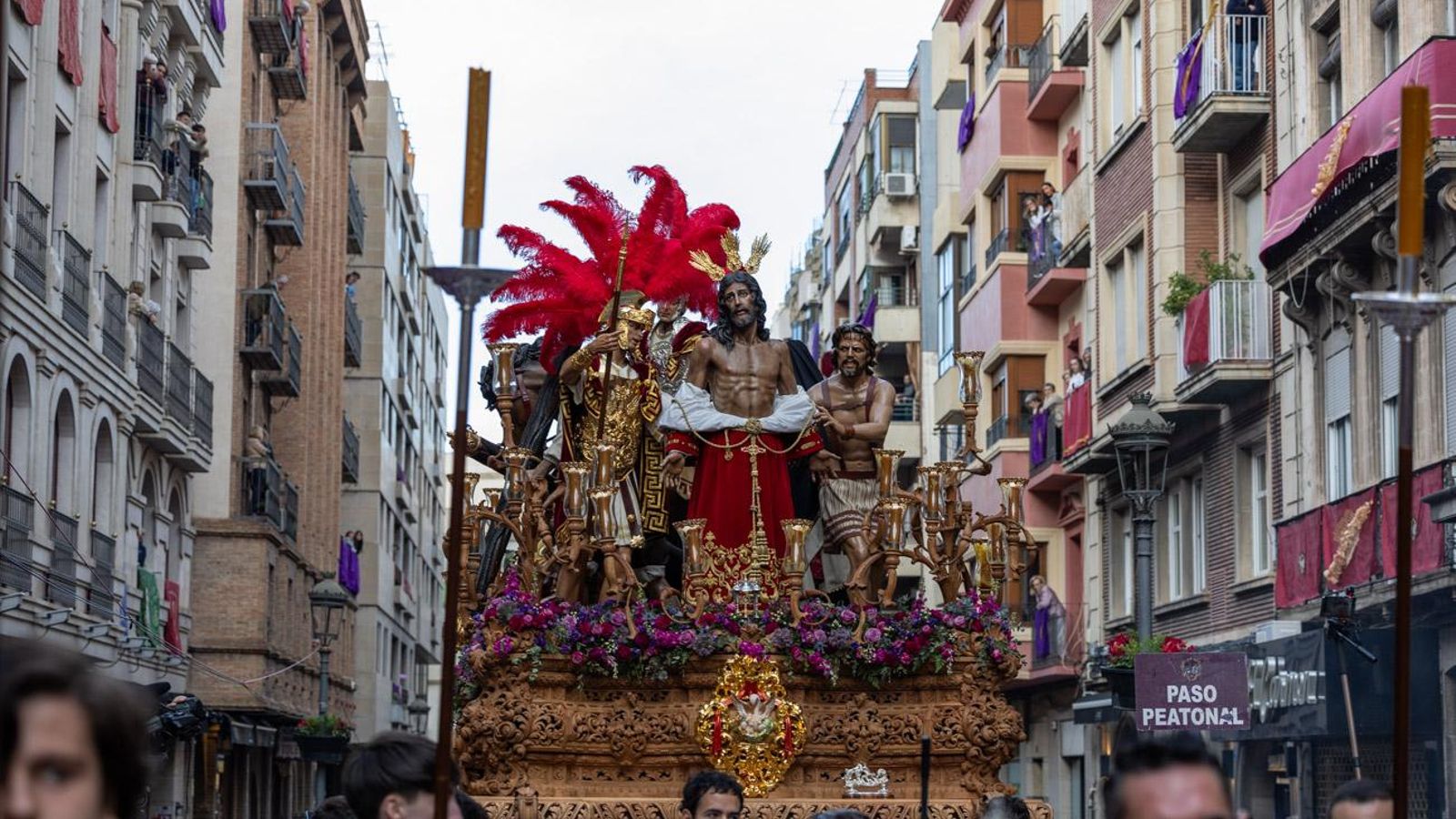 Los cofrades se rinden ante los grandes pasos de misterio del Lunes Santo