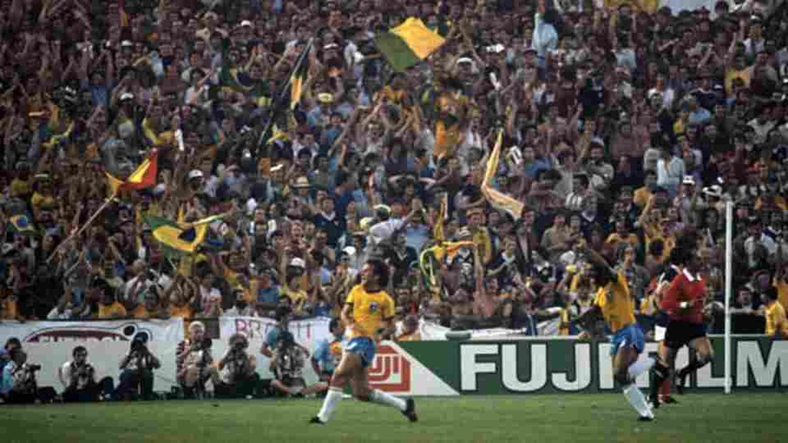 Zico celebra un gol contra Escocia en el Benito Villamarín, en la primera fase del Mundial de 1982.
