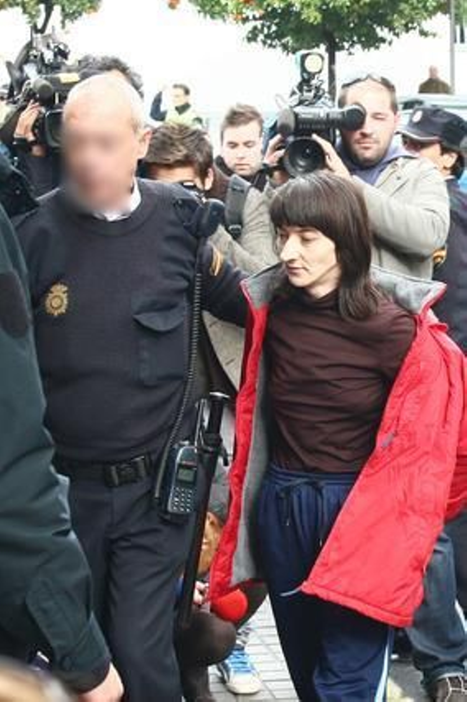 Rosa del Valle tras salir del furgón policial.

Foto: Alberto Dom?uez