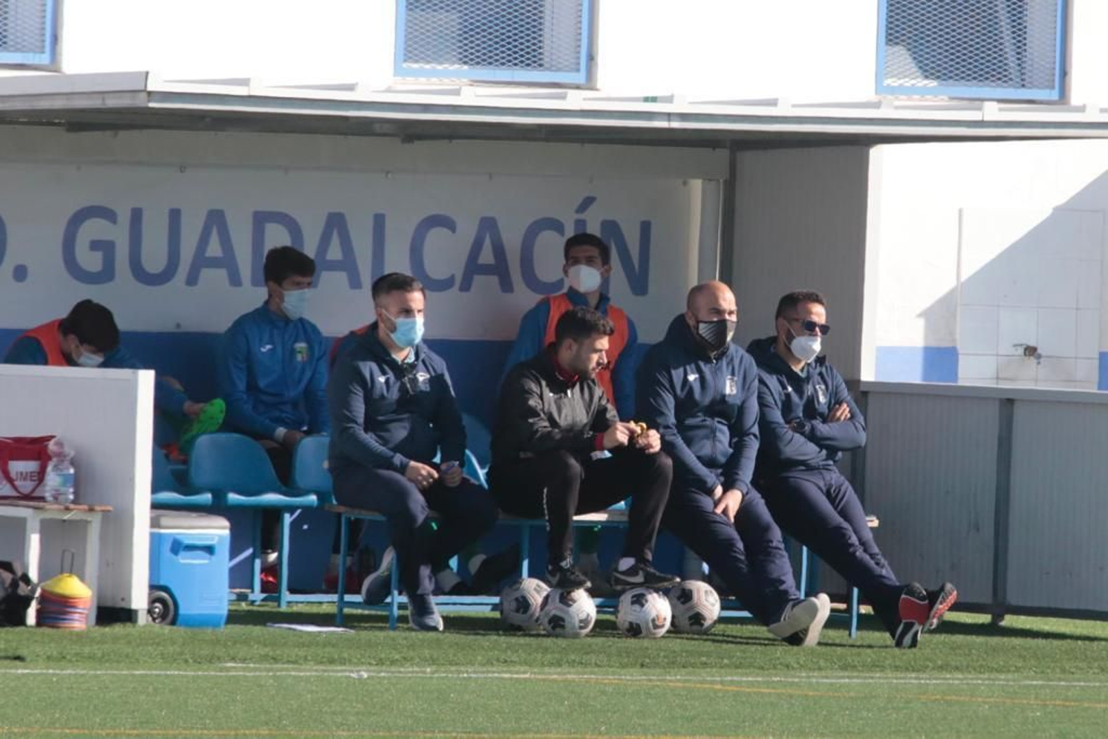 Galiano, técnico del Guadalcacín, junto a su cuerpo técnico en el banquillo.